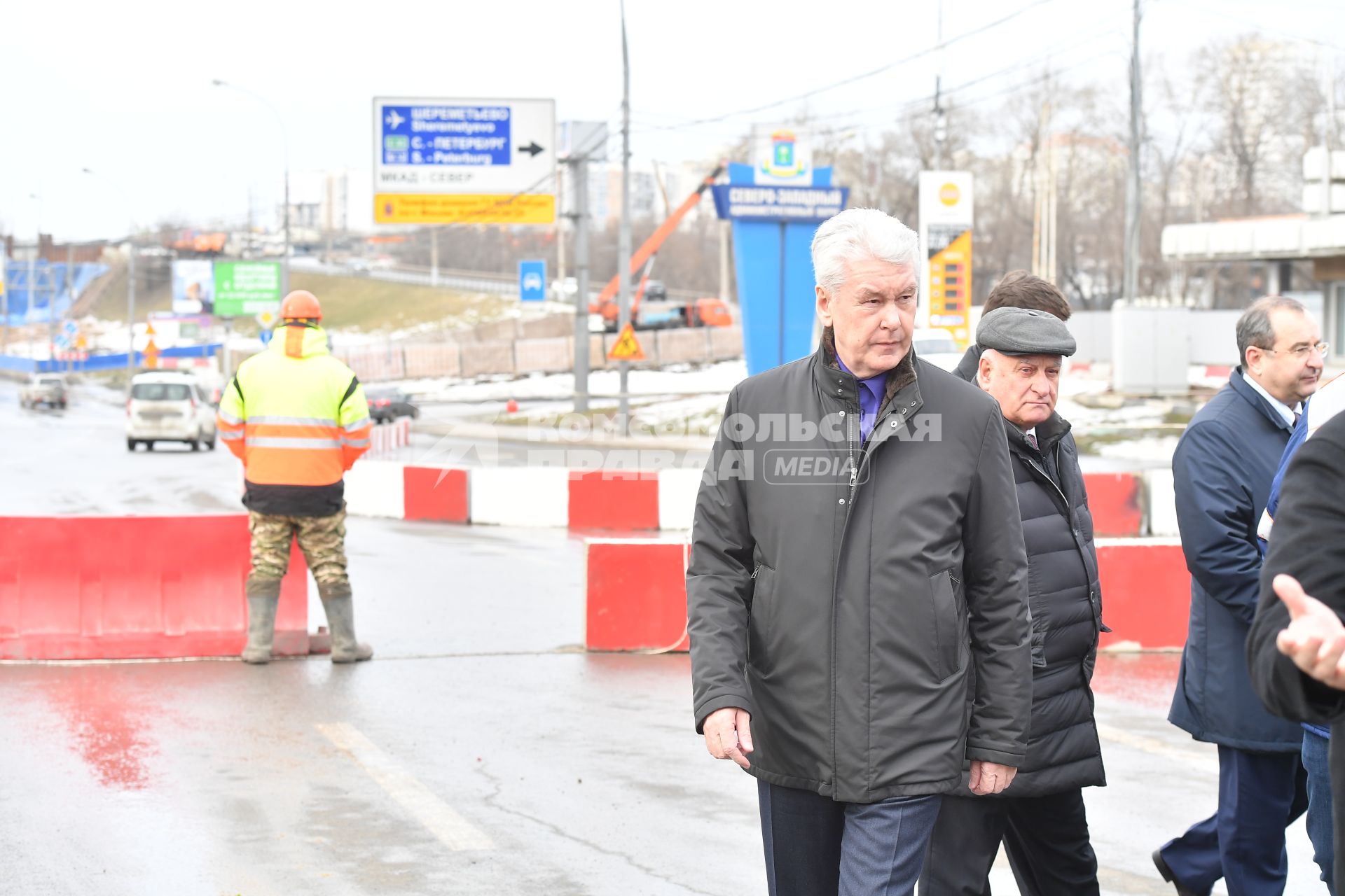 Москва.  Мэр Москвы Сергей Собянин знакомиться с ходом работ на строительной площадке транспортной развязки на пересечении Московской кольцевой автодороги (МКАД) с Волоколамским шоссе.