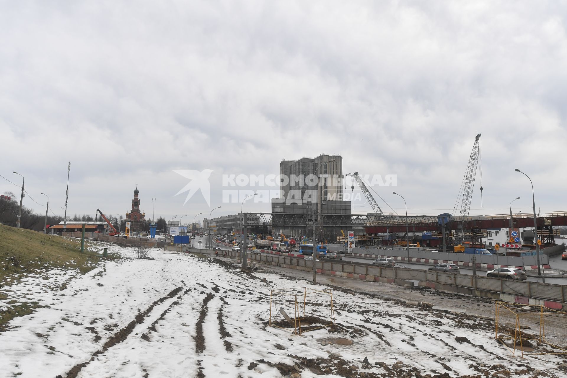 Москва.  Строительство транспортной развязки на пересечении Волоколамского шоссе с Московской кольцевой автодорогой (МКАД).