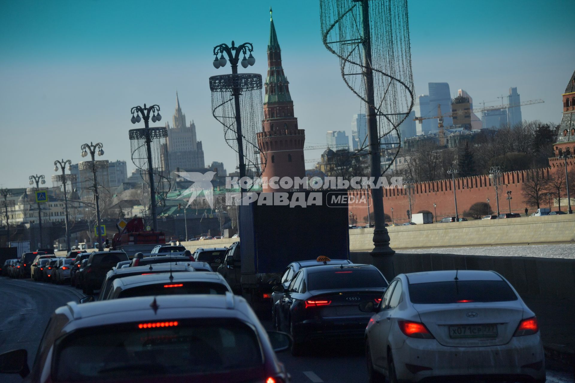 Москва. Дорожное движение по Раушской набережной.