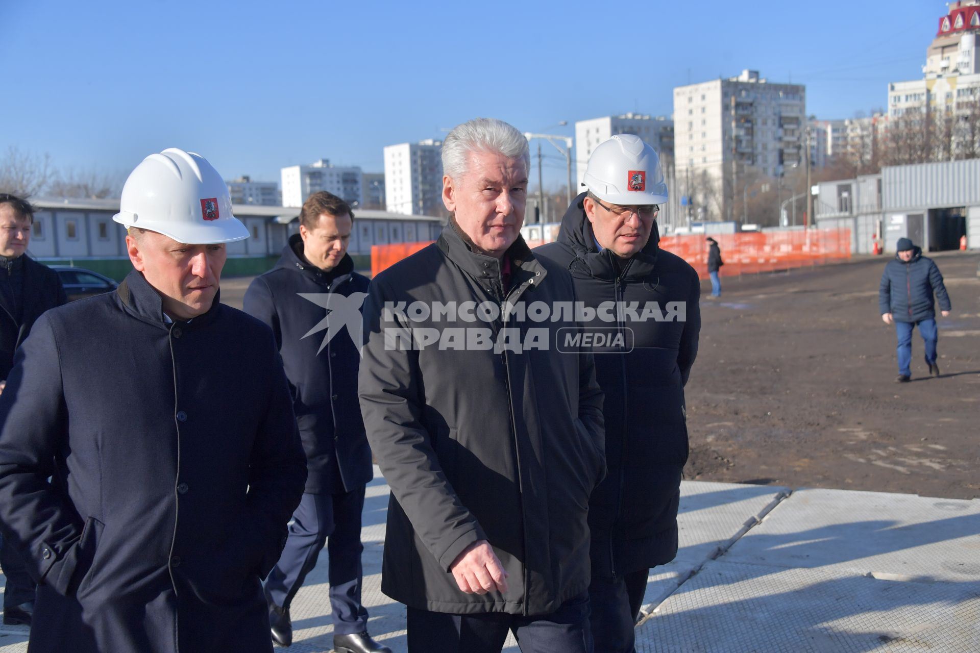 Москва. Мэр Москвы Сергей Собянин ( в центре) на строительной  площадке  станции Московского метрополитена `Кленовый бульвар`.