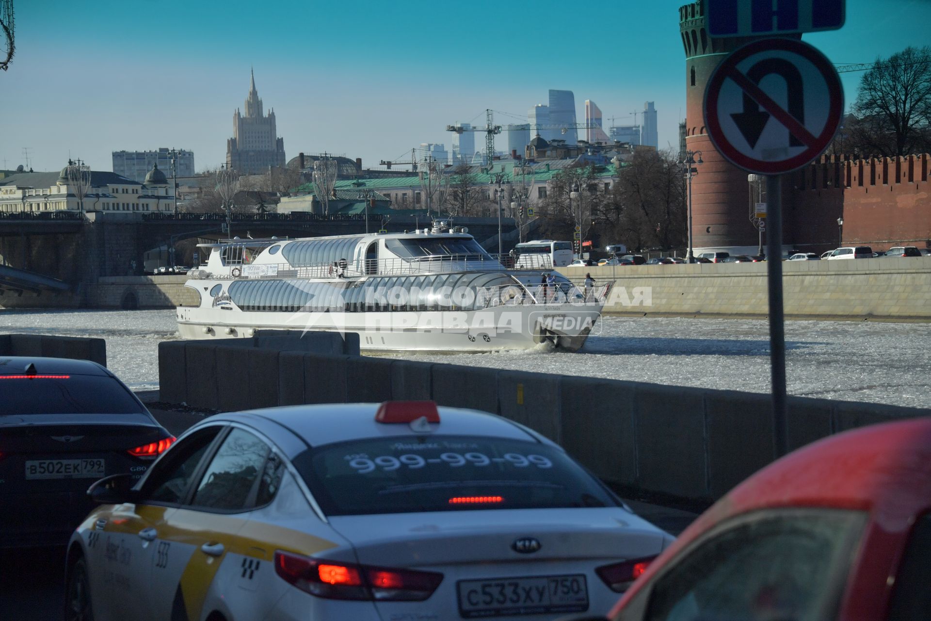 Москва. Дорожное движение по Раушской набережной.