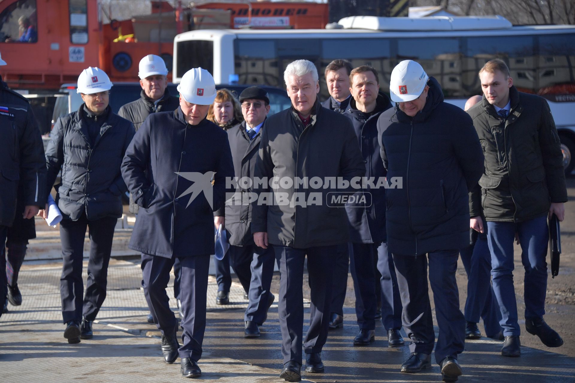 Москва. Мэр Москвы Сергей Собянин ( в центре) на строительной  площадке  станции Московского метрополитена `Кленовый бульвар`.