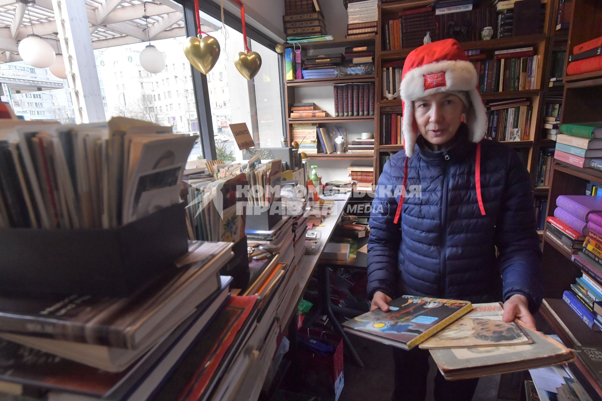 Москва. Покупательница в книжном павильоне  на фестивале `Букинист` на Новом Арбате.