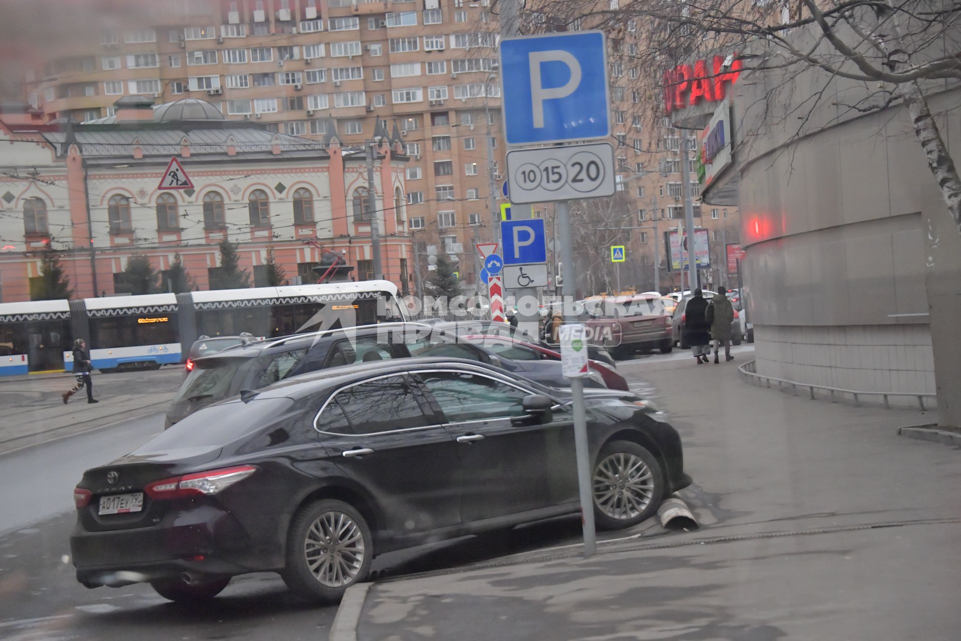 Москва.  Платная парковка на одной из улиц города.