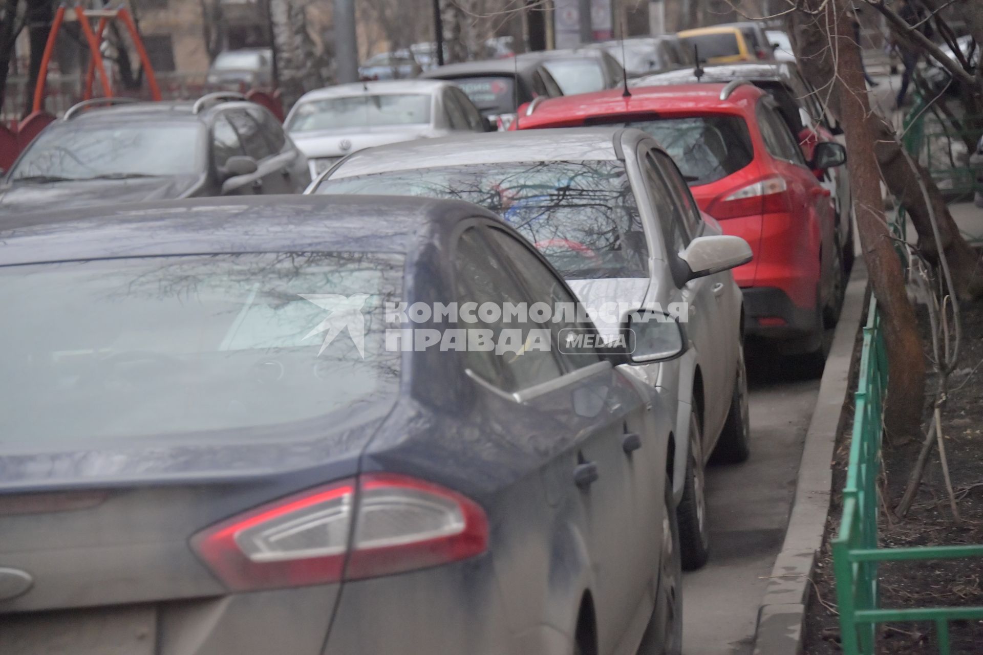 Москва. Припаркованные автомобили на тротуаре.