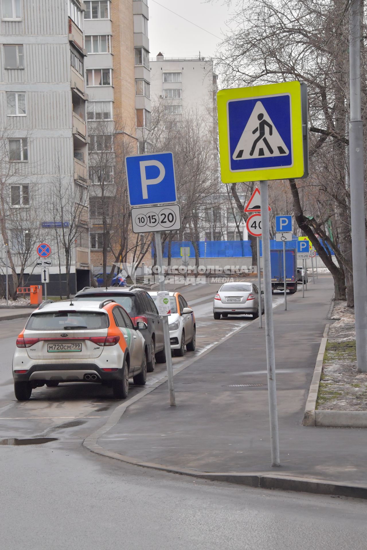 Москва.  Платная парковка на одной из улиц города.