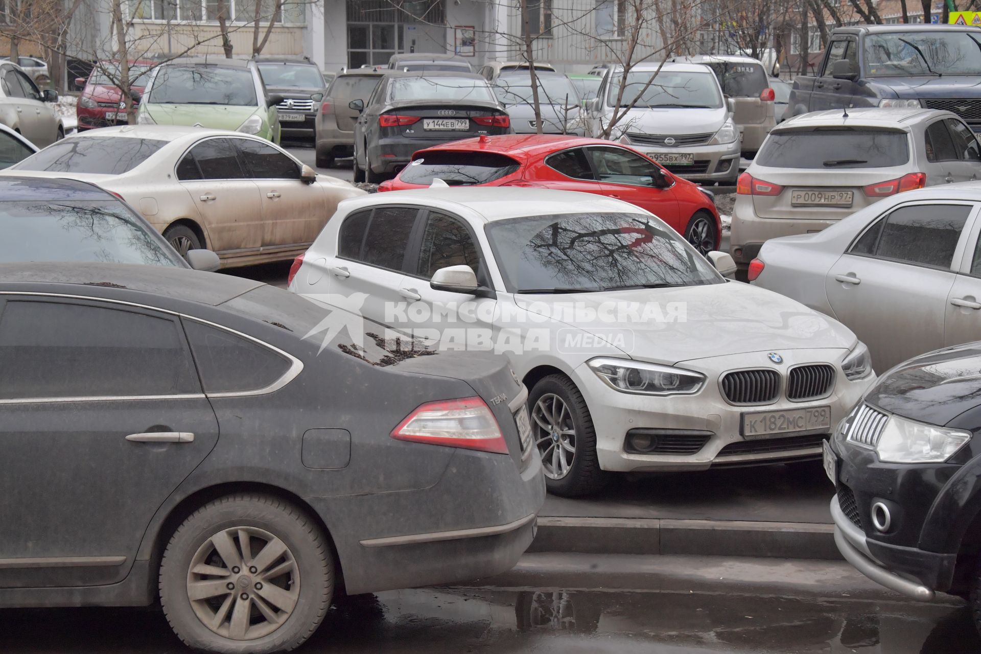 Москва. Припаркованные автомобили во дворе жилого дома.