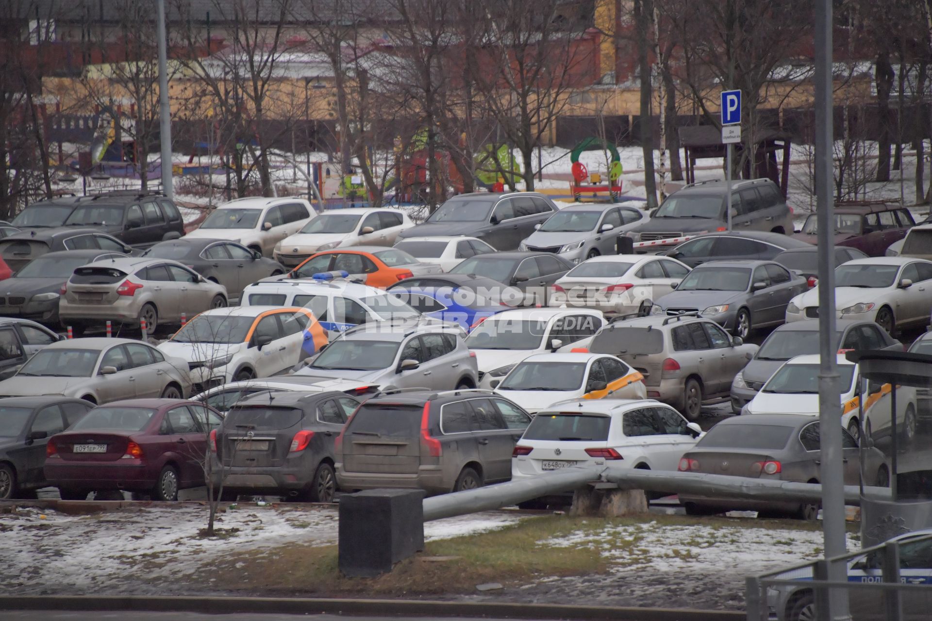 Москва. Автомобильная парковка на одной из улиц города.