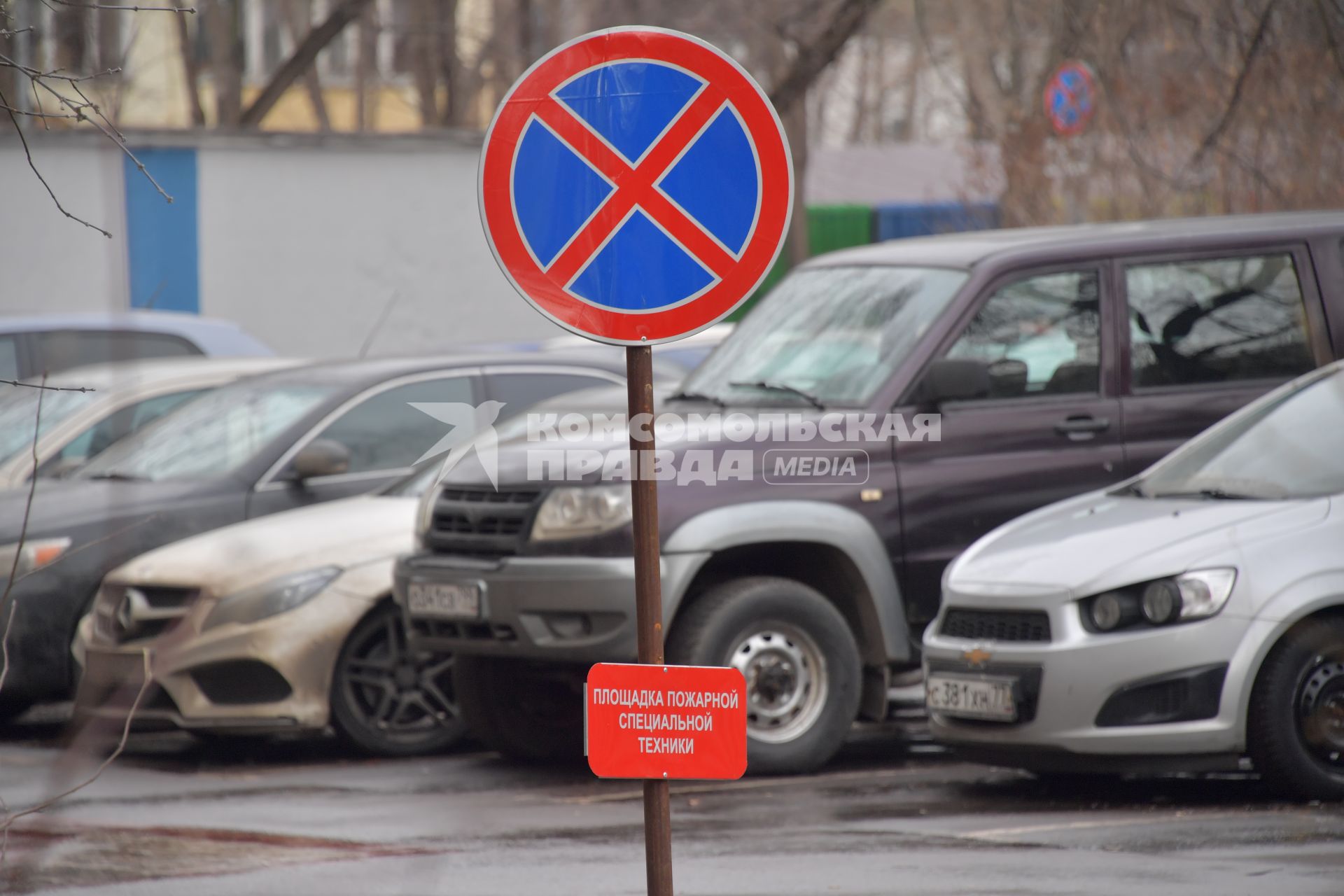 Москва. Дорожный знак `Остановка запрещена`.