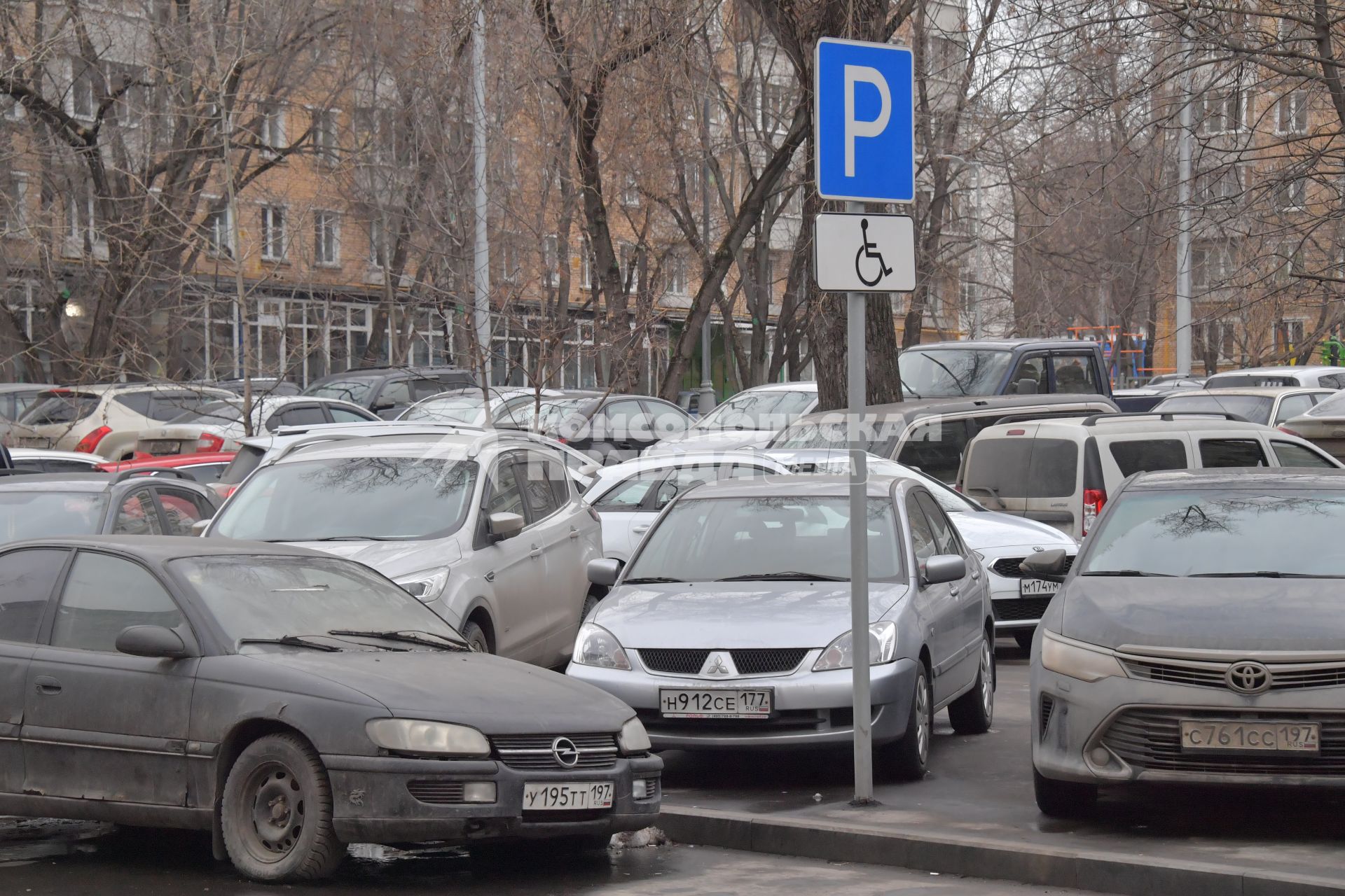 Москва. Автомобильная парковка на одной из улиц города.