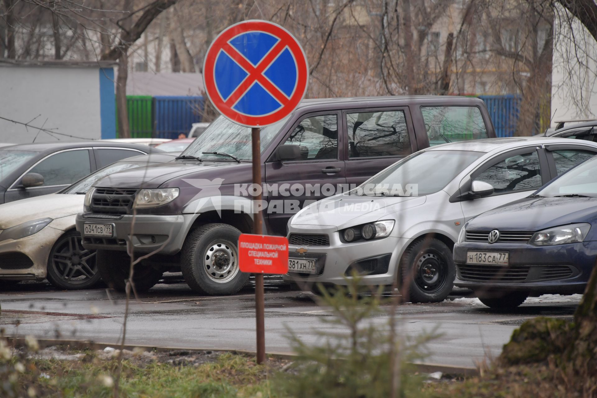 Москва. Дорожный знак `Остановка запрещена`.