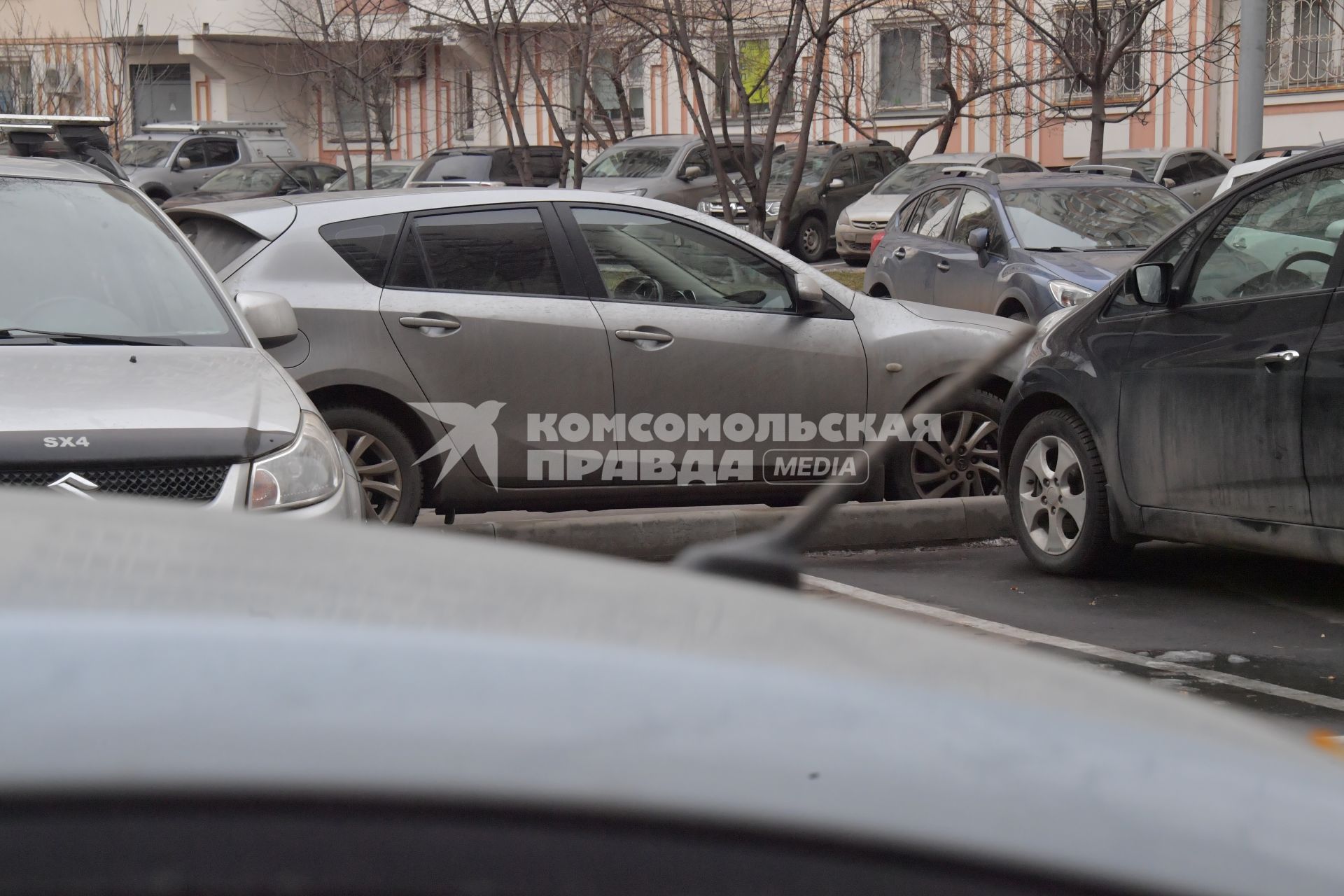 Москва. Припаркованные автомобили во дворе жилого дома.