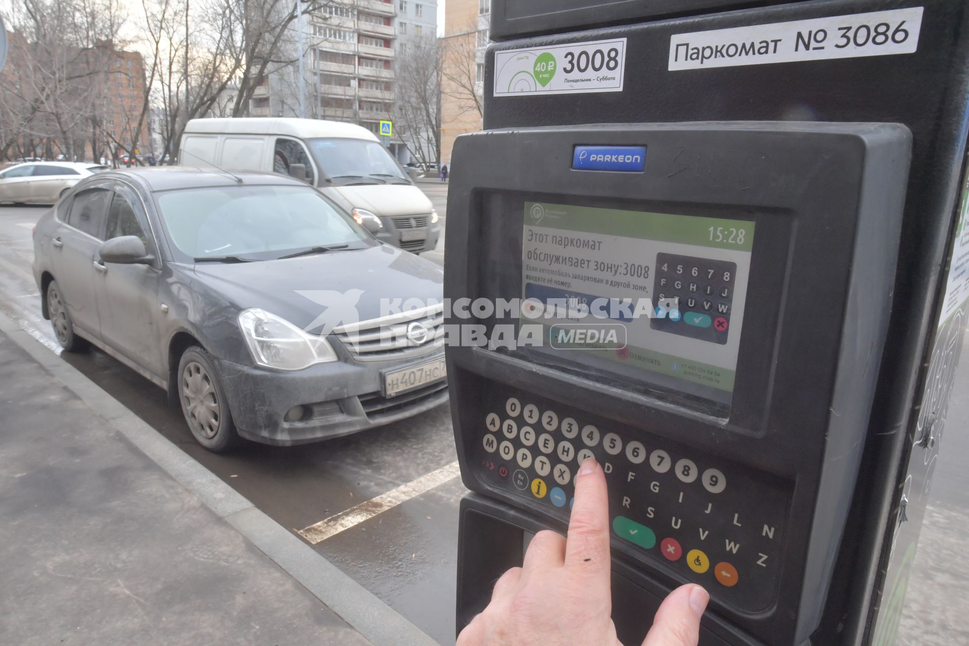 Москва.  Паркомат в зоне платной парковки на одной из улиц города.