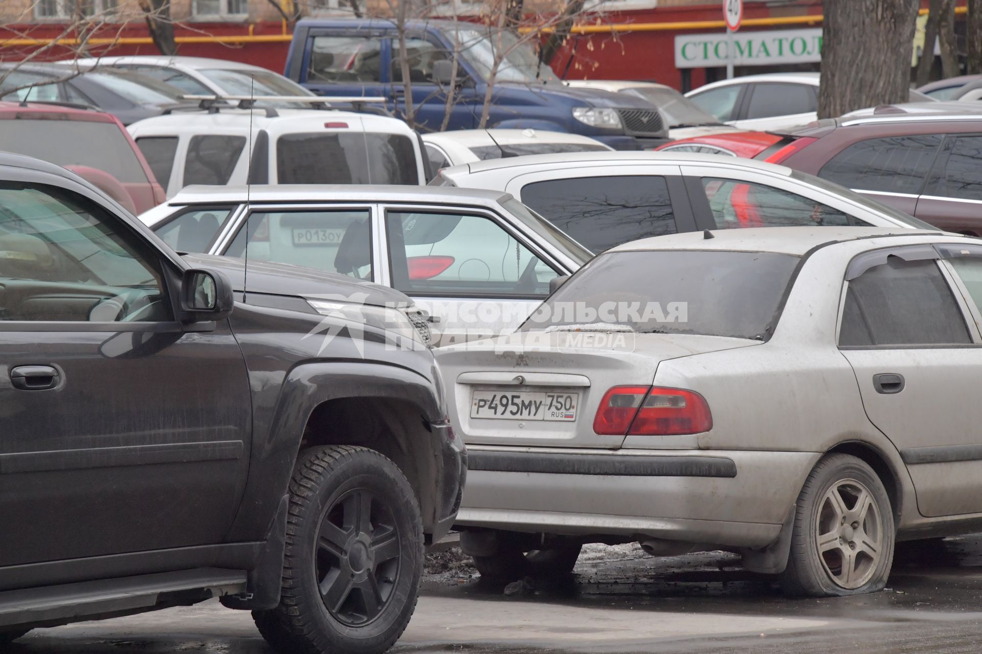 Москва. Припаркованные автомобили во дворе жилого дома.