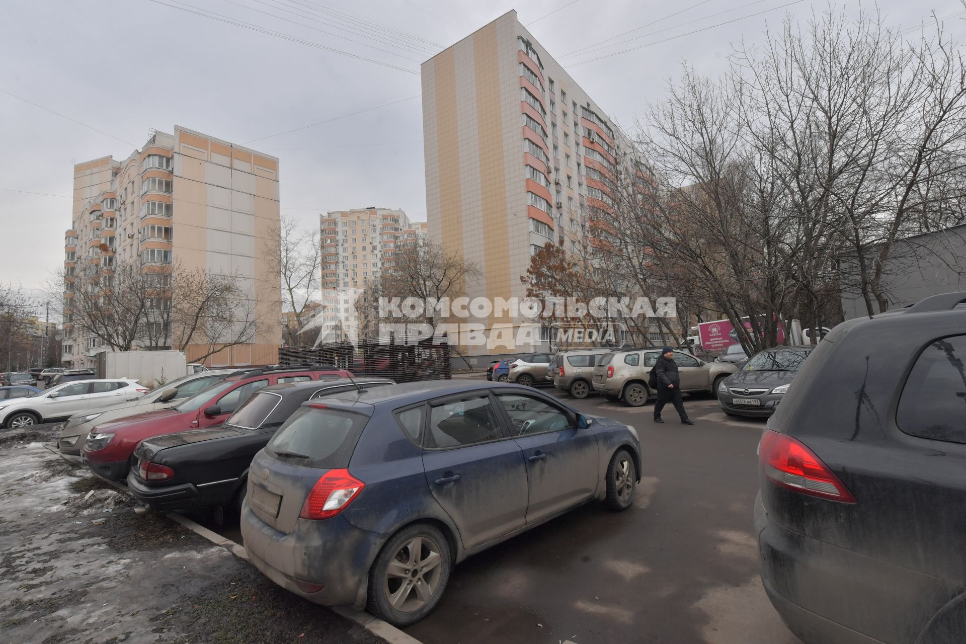 Москва. Припаркованные автомобили во дворе жилого дома.