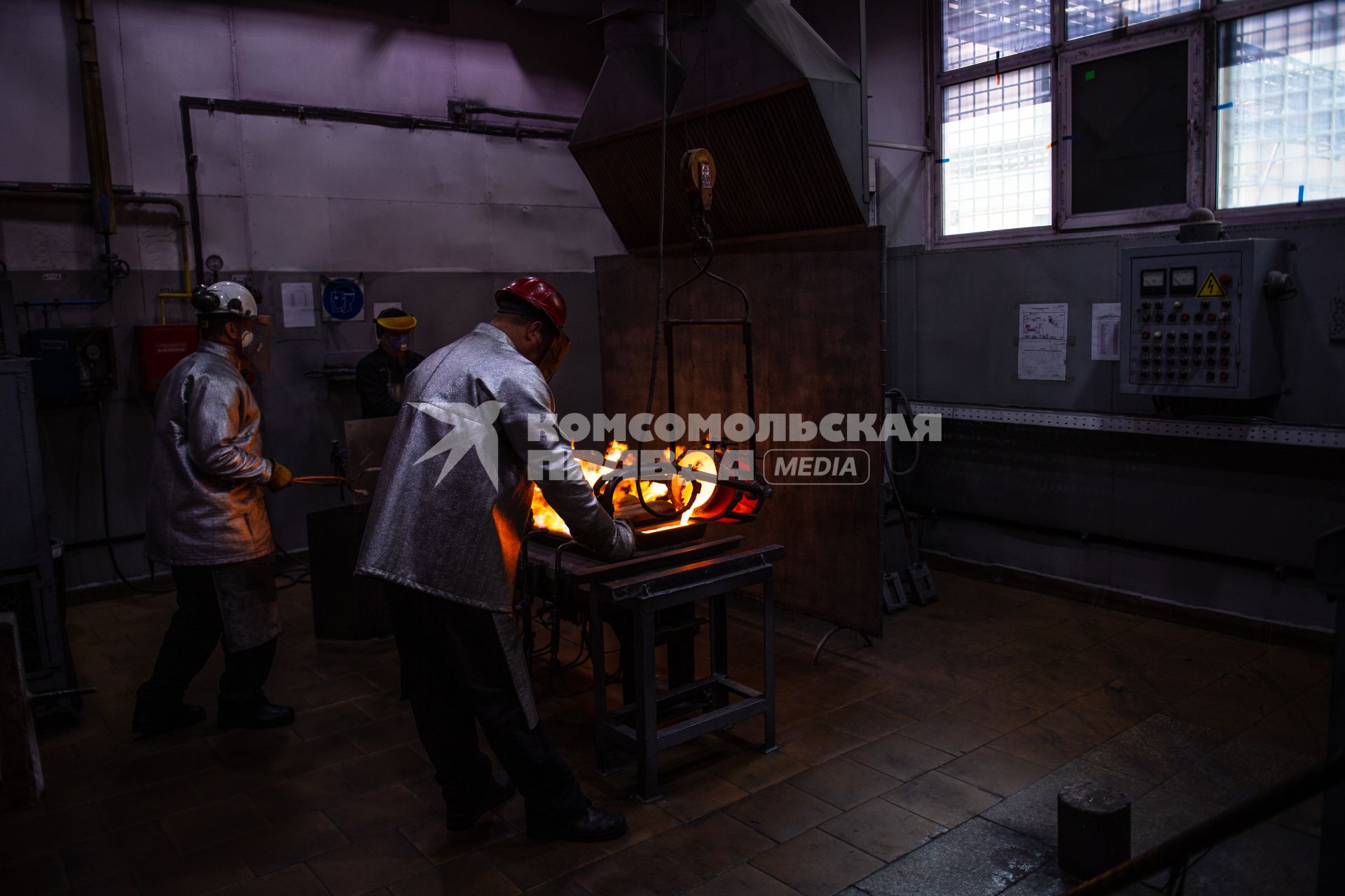 Красноярск. В одном из цехов предприятия Красцветмет  по производству аффинированных драгоценных металлов и  изделий из них.