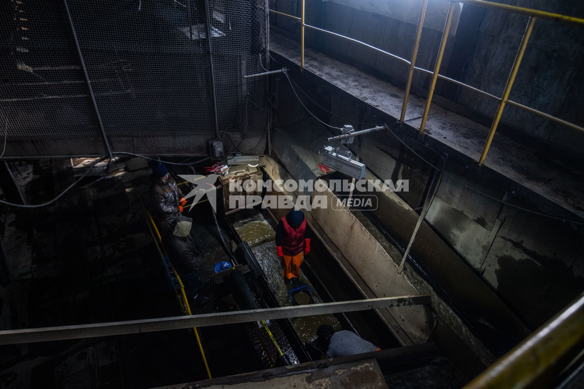 Магаданская область.  Рабочие занимаются промывкой грунта на одной из драг.
