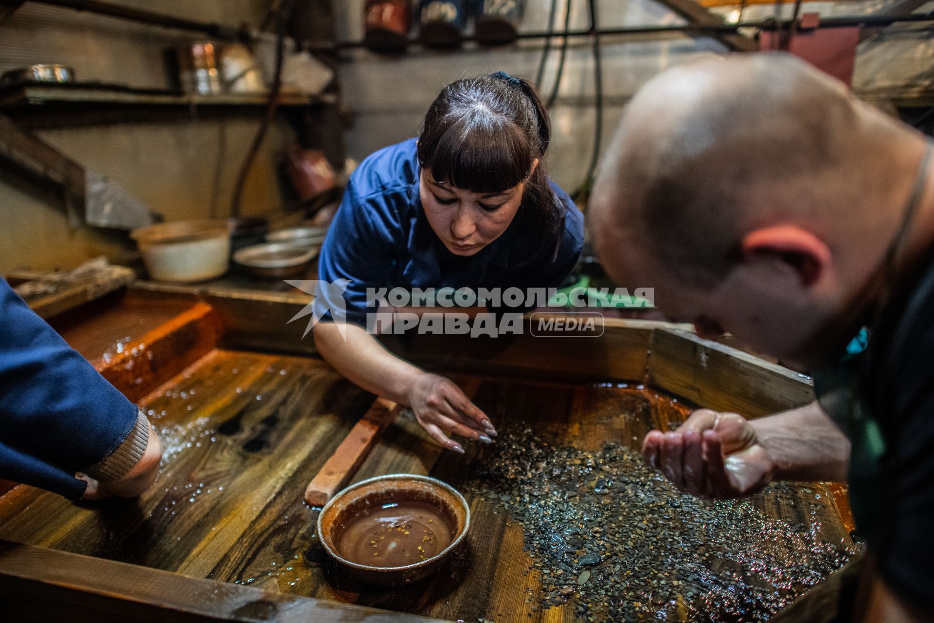 Магаданская область.  Сотрудники промывают золотоносный грунт    на одной из драг.