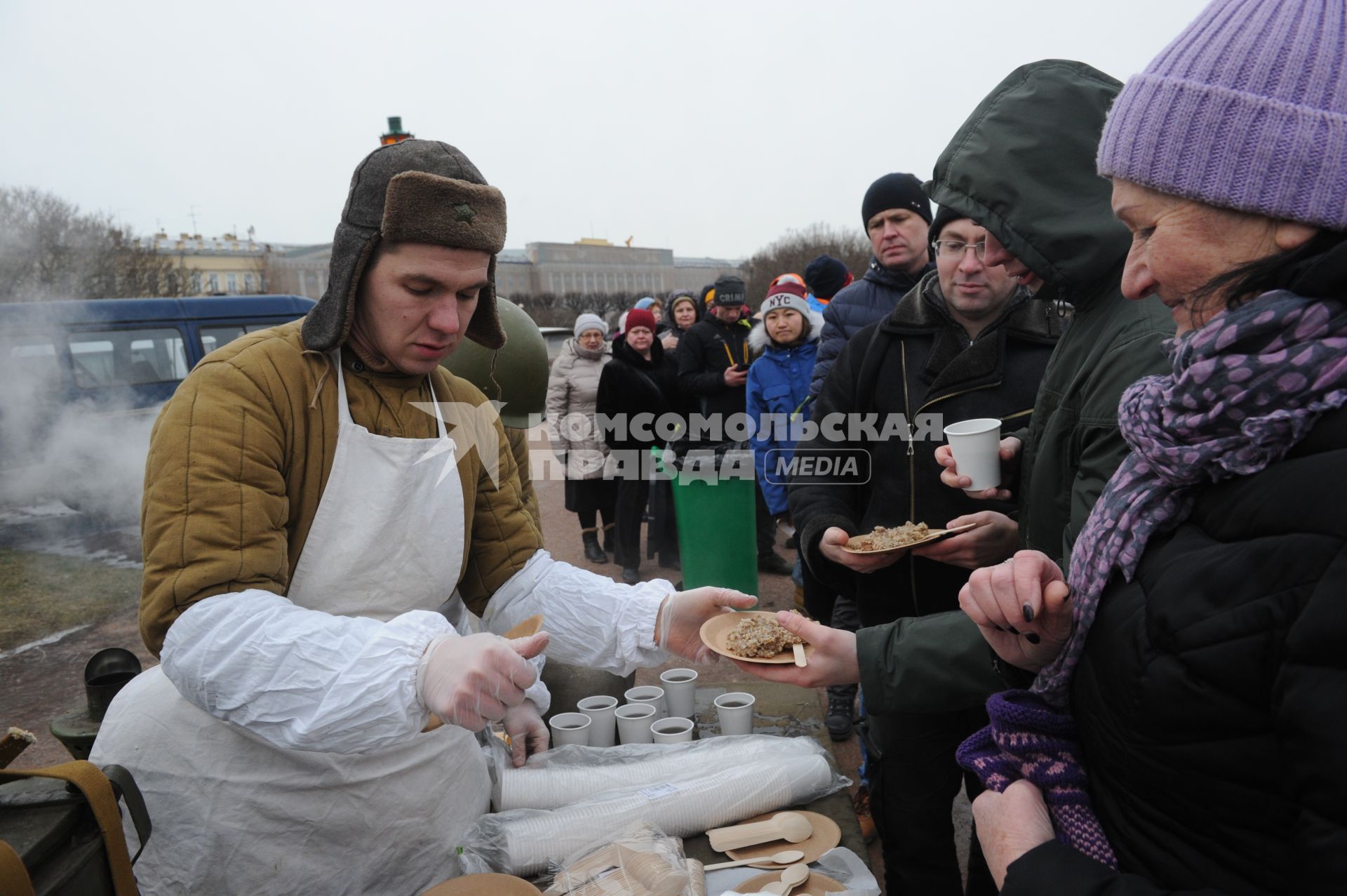 Санкт-Петербург.  Работа полевой армейской кухни на Марсовом поле в день 76-летия полного освобождения Ленинграда от фашистской блокады.