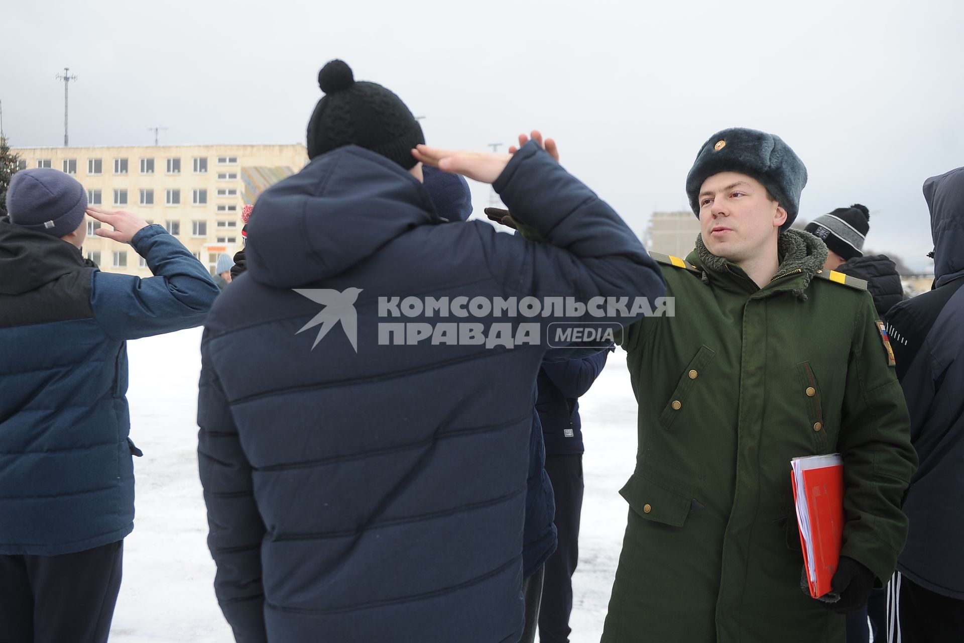 Екатеринбург. Студенты Технического университета УГМК во время строевой подготовки в 29-й отдельной бригаде РХБЗ, во время двухдневных военных сборов