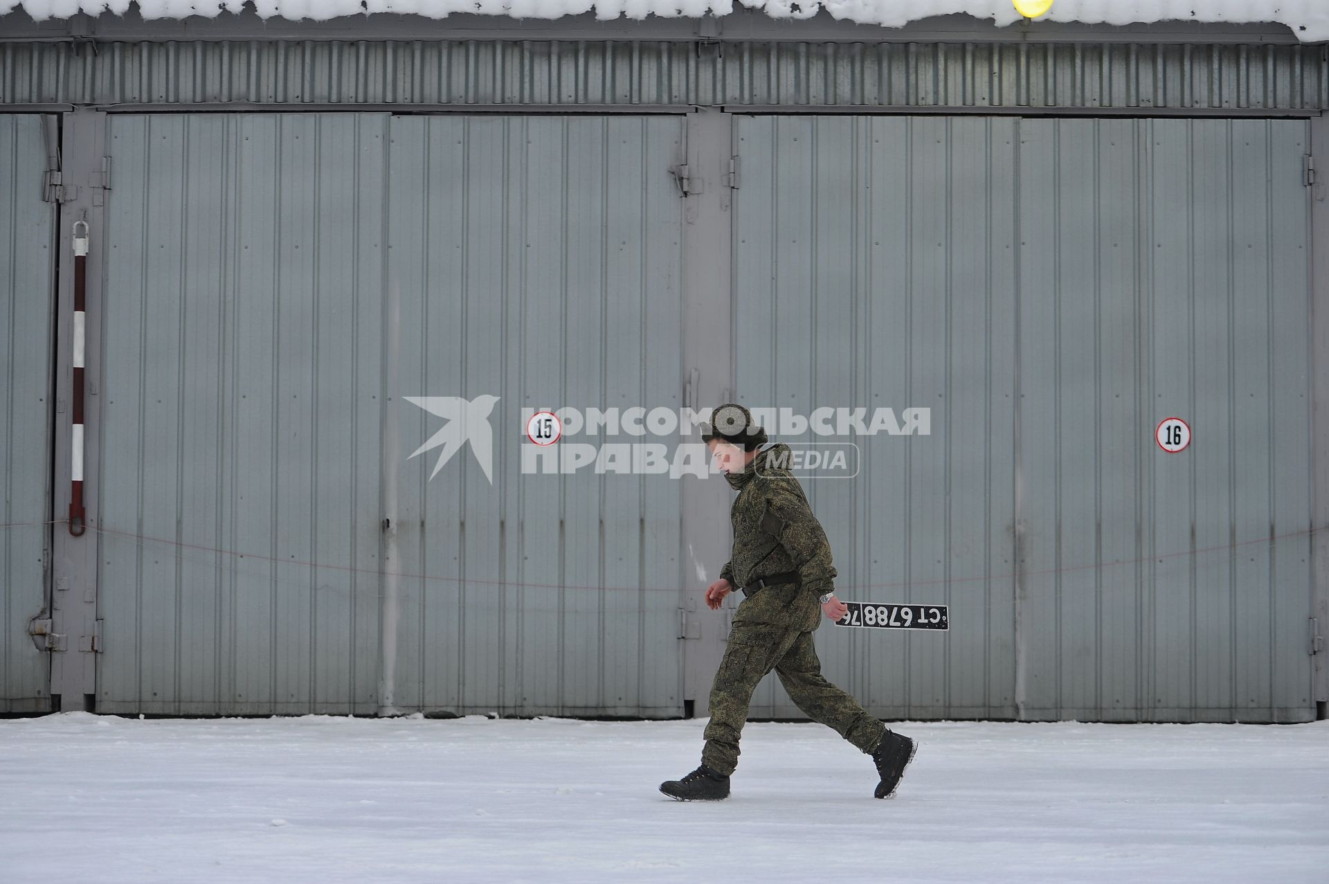 Екатеринбург. Соеннослужищий 29-й отдельной бригаде РХБЗ в парке боевых машин