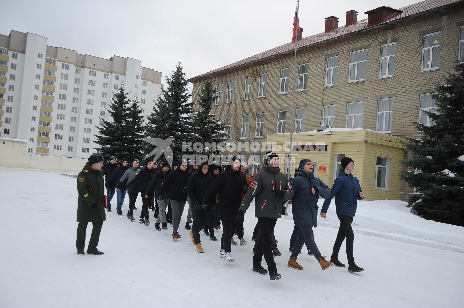 Екатеринбург. Студенты Технического университета УГМК во время строевой подготовки в 29-й отдельной бригаде РХБЗ, во время двухдневных военных сборов