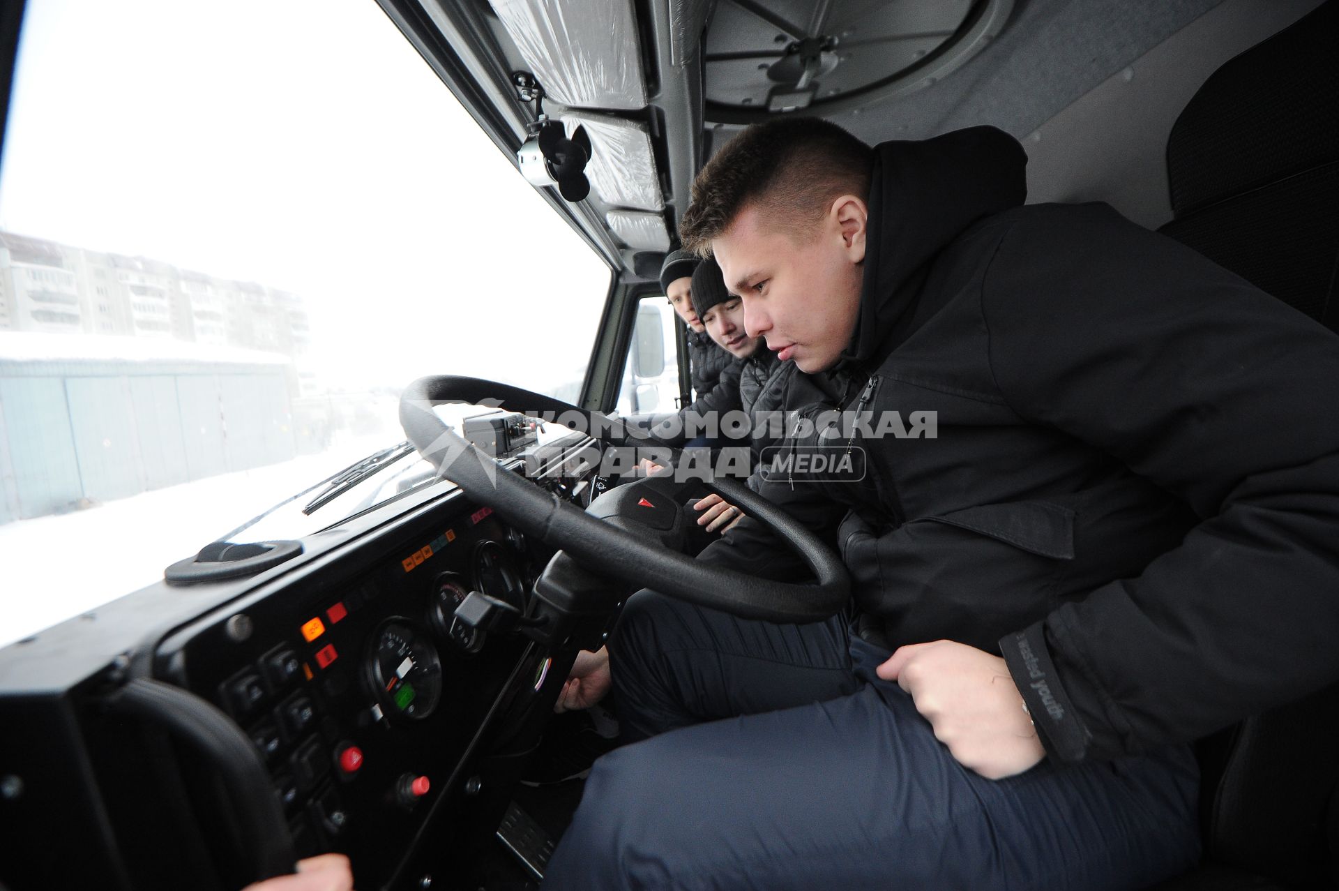 Екатеринбург. Студенты Технического университета УГМК в кабине военного КамаЗа в 29-й отдельной бригаде РХБЗ, во время двухдневных военных сборов