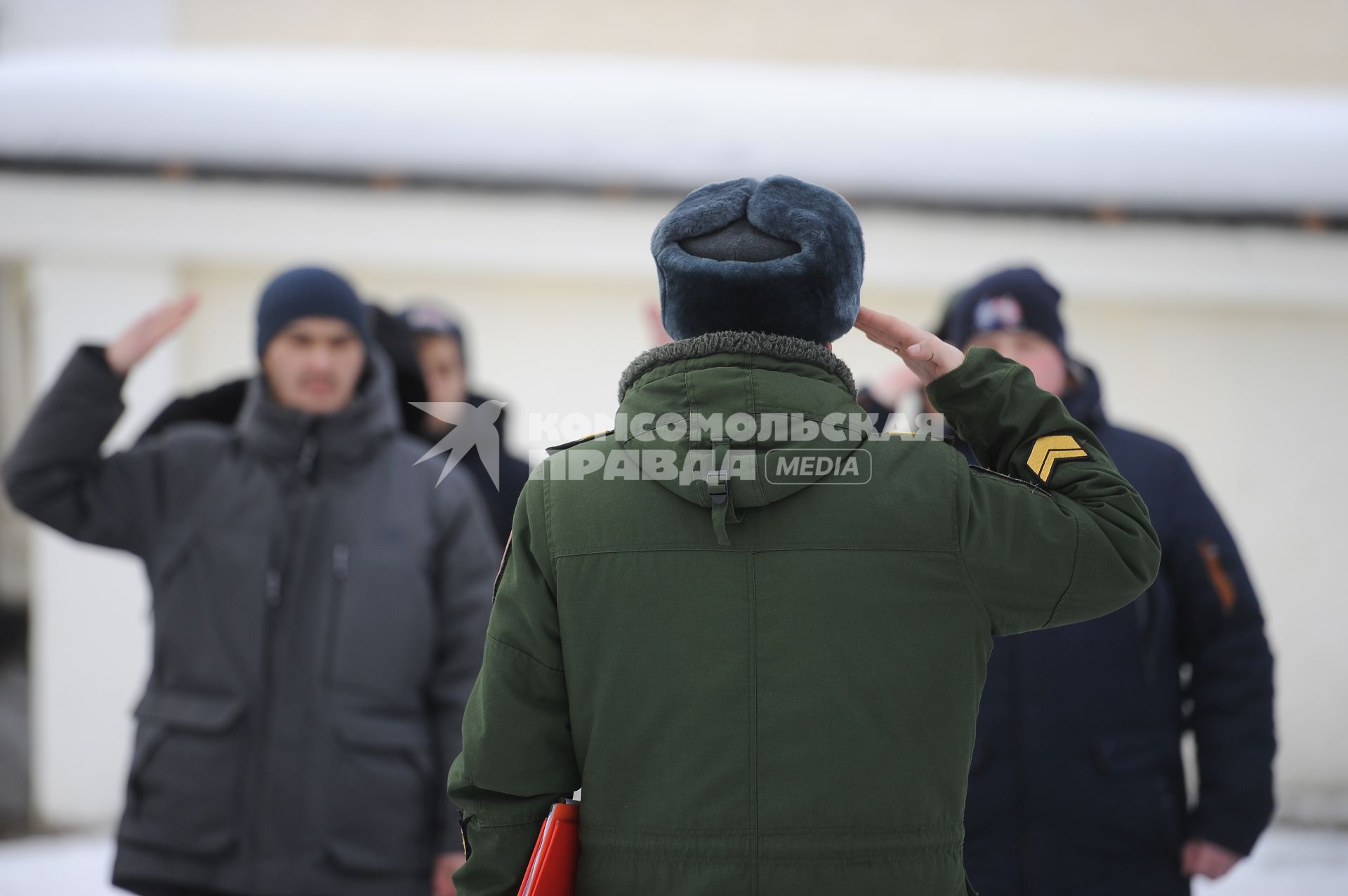 Екатеринбург. Студенты Технического университета УГМК во время строевой подготовки в 29-й отдельной бригаде РХБЗ, во время двухдневных военных сборов