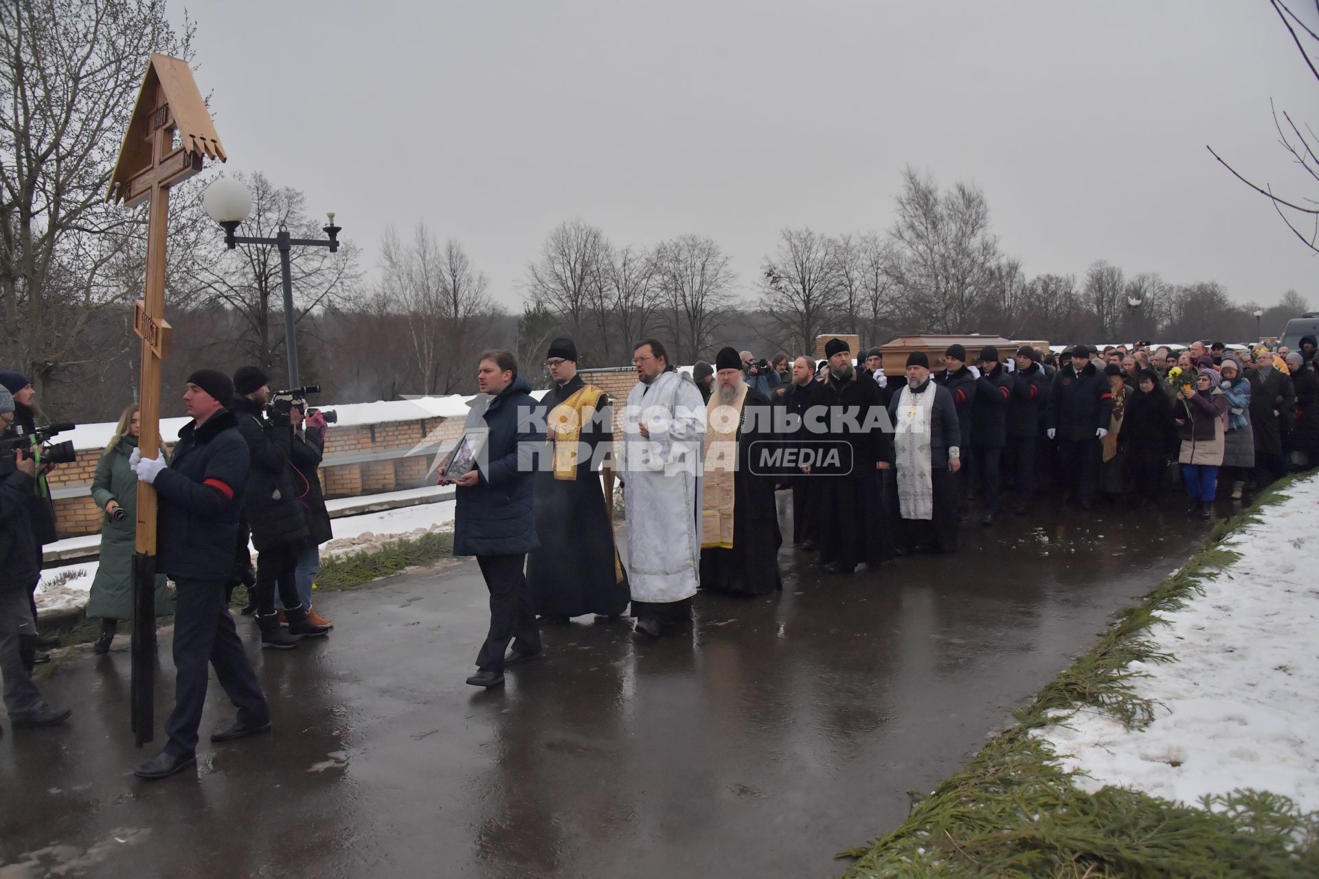 Москва. На церемонии прощания с протоиереем Всеволодом Чаплиным  на Троекуровском кладбище.