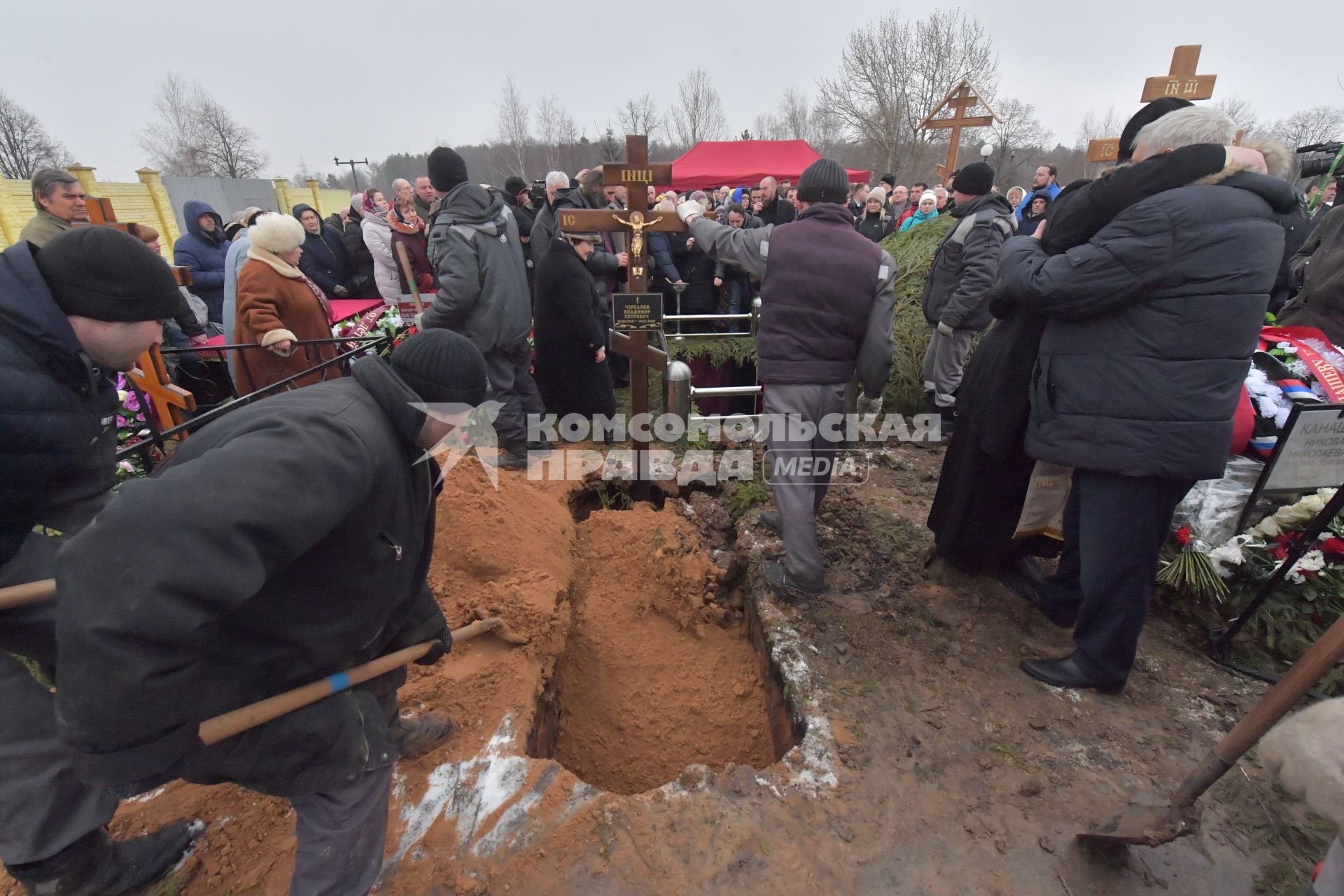 Москва. На церемонии прощания с протоиереем Всеволодом Чаплиным  на Троекуровском кладбище.