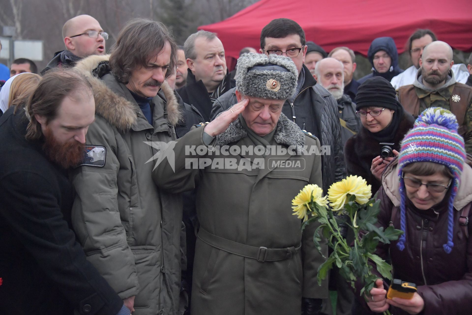 Москва. Бывший полковник ГРУ Владимир Квачков (в центре) на церемонии прощания с протоиереем Всеволодом Чаплиным  на Троекуровском кладбище.