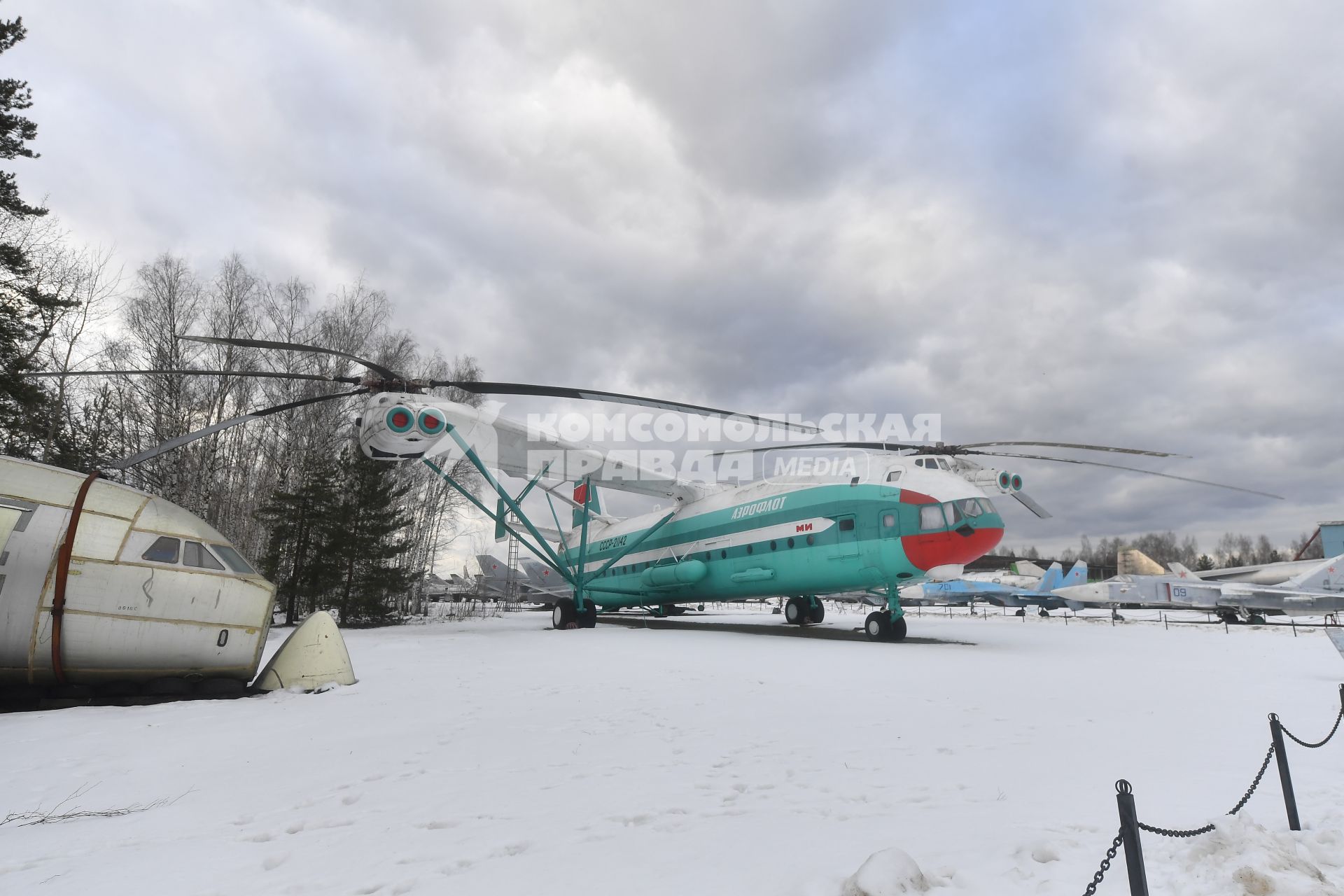 Московская область, Монино.   Тяжелый транспортный вертолет В-12 в  экспозиции `Самолеты Великой Отечественной войны` в Центральном музее Военно-воздушных сил в Монине.