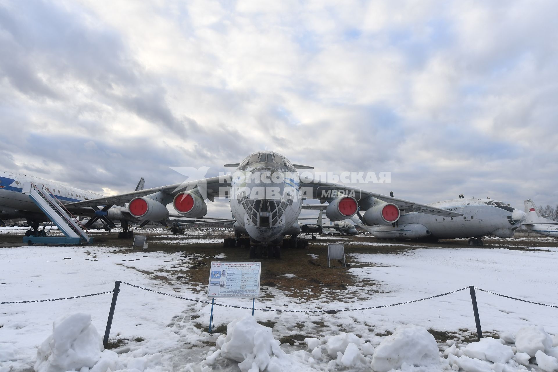 Московская область, Монино. Военно-транспортный самолет Ил-76 в  экспозиции `Самолеты Великой Отечественной войны` в Центральном музее Военно-воздушных сил в Монине.