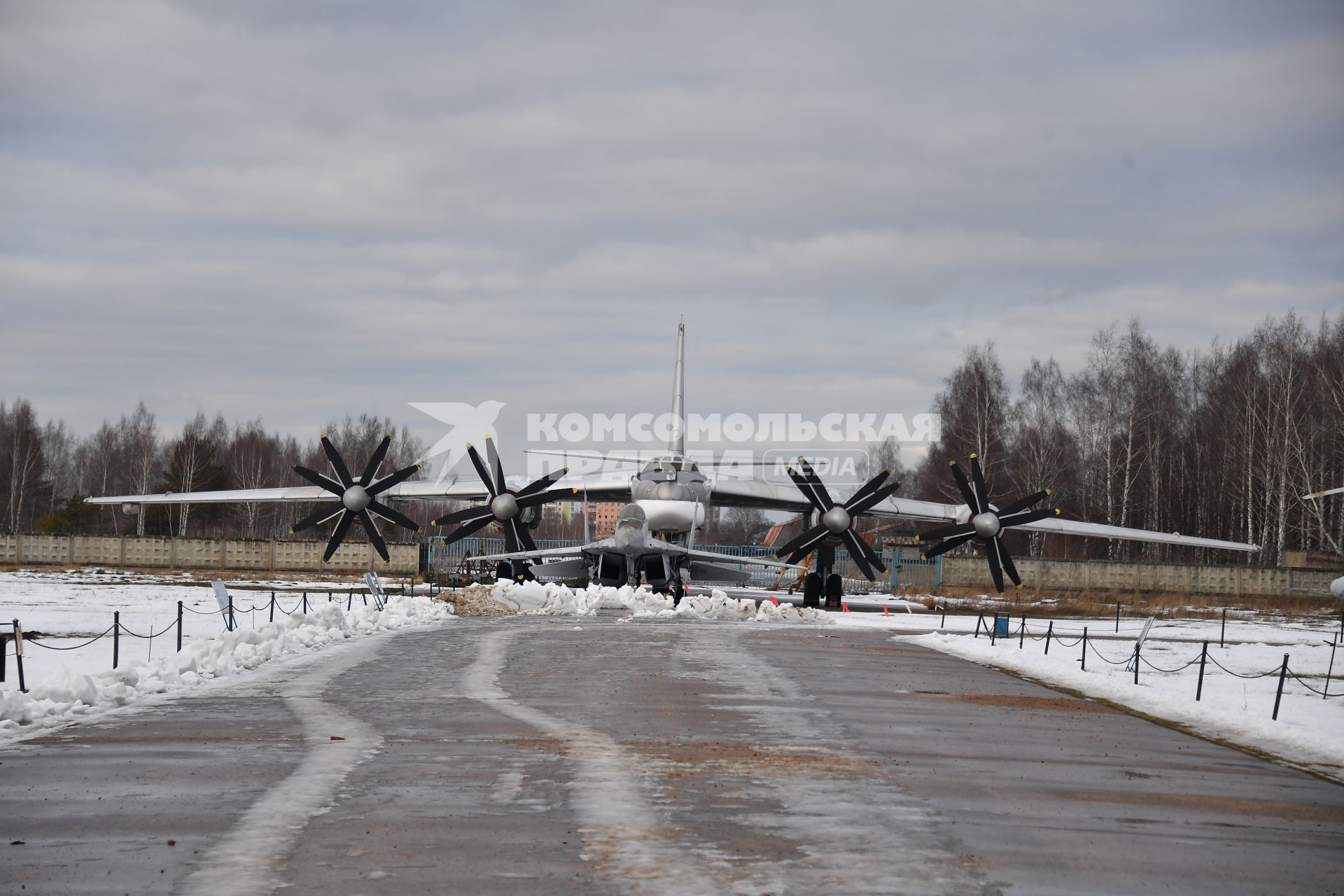 Московская область, Монино.  Самолет  Ту-95 ЛЛ в  экспозиции `Самолеты Великой Отечественной войны` в Центральном музее Военно-воздушных сил в Монине.