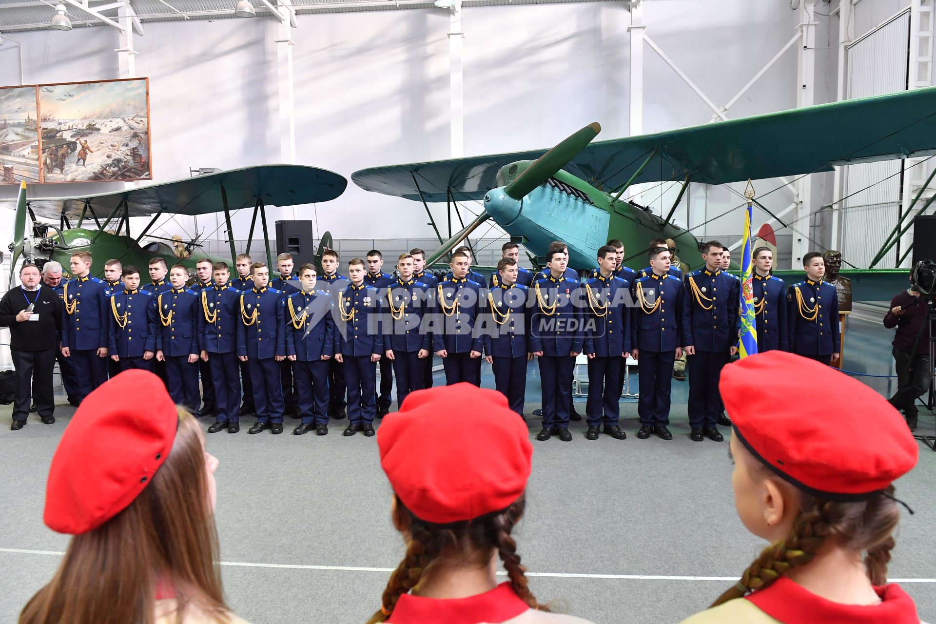 Московская область, Монино.  Ученики кадетской школы-интерната имени  трижды Героя Советского Союза Александра Покрышкина и юнармейцы на открытии   экспозиции `Самолеты Великой Отечественной войны` в Центральном музее Военно-воздушных сил в Монине.