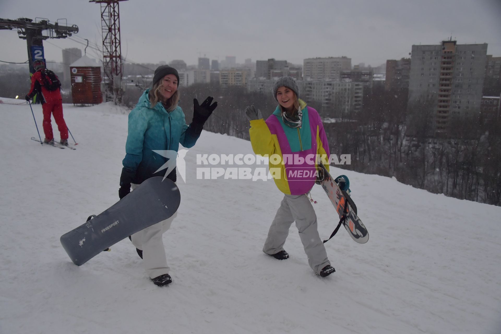 Москва. Занятия на сноуборде в горнолыжном комплексе `Кант`на Нагорной.