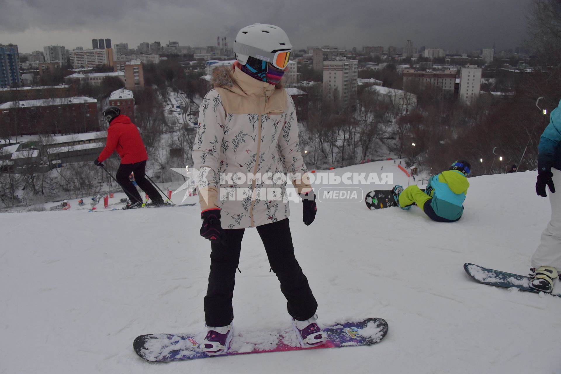 Москва. Занятия на сноуборде в горнолыжном комплексе `Кант`на Нагорной.