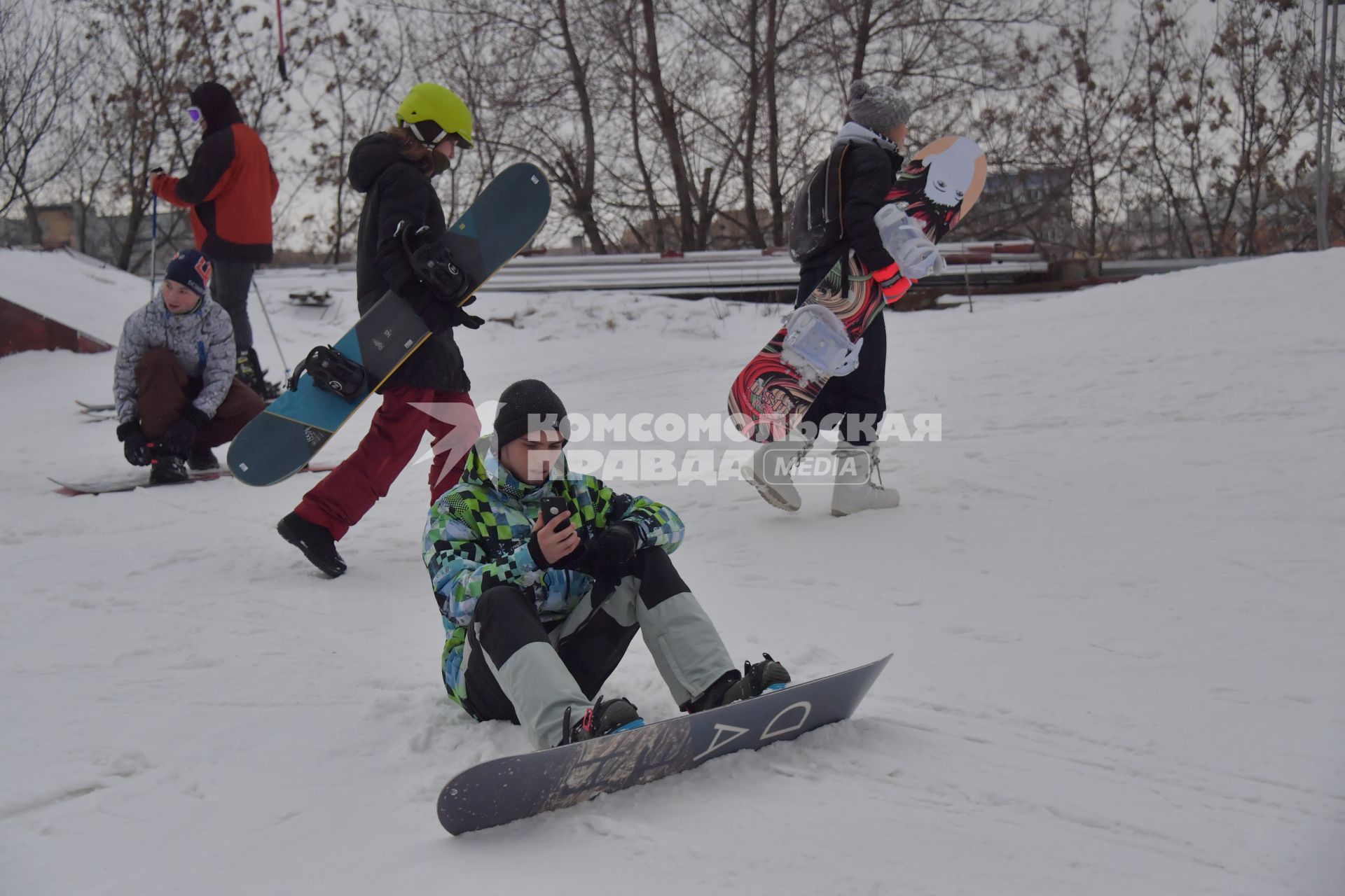 Москва. Занятия на сноуборде в горнолыжном комплексе `Кант`на Нагорной.