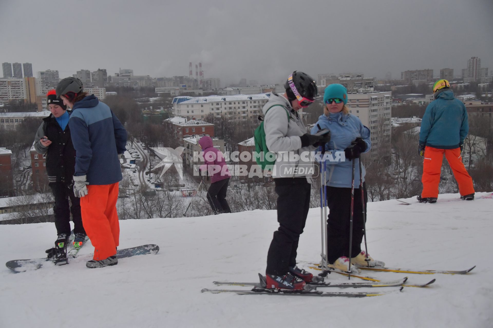 Москва.  Посетители в горнолыжном комплексе `Кант`на Нагорной.