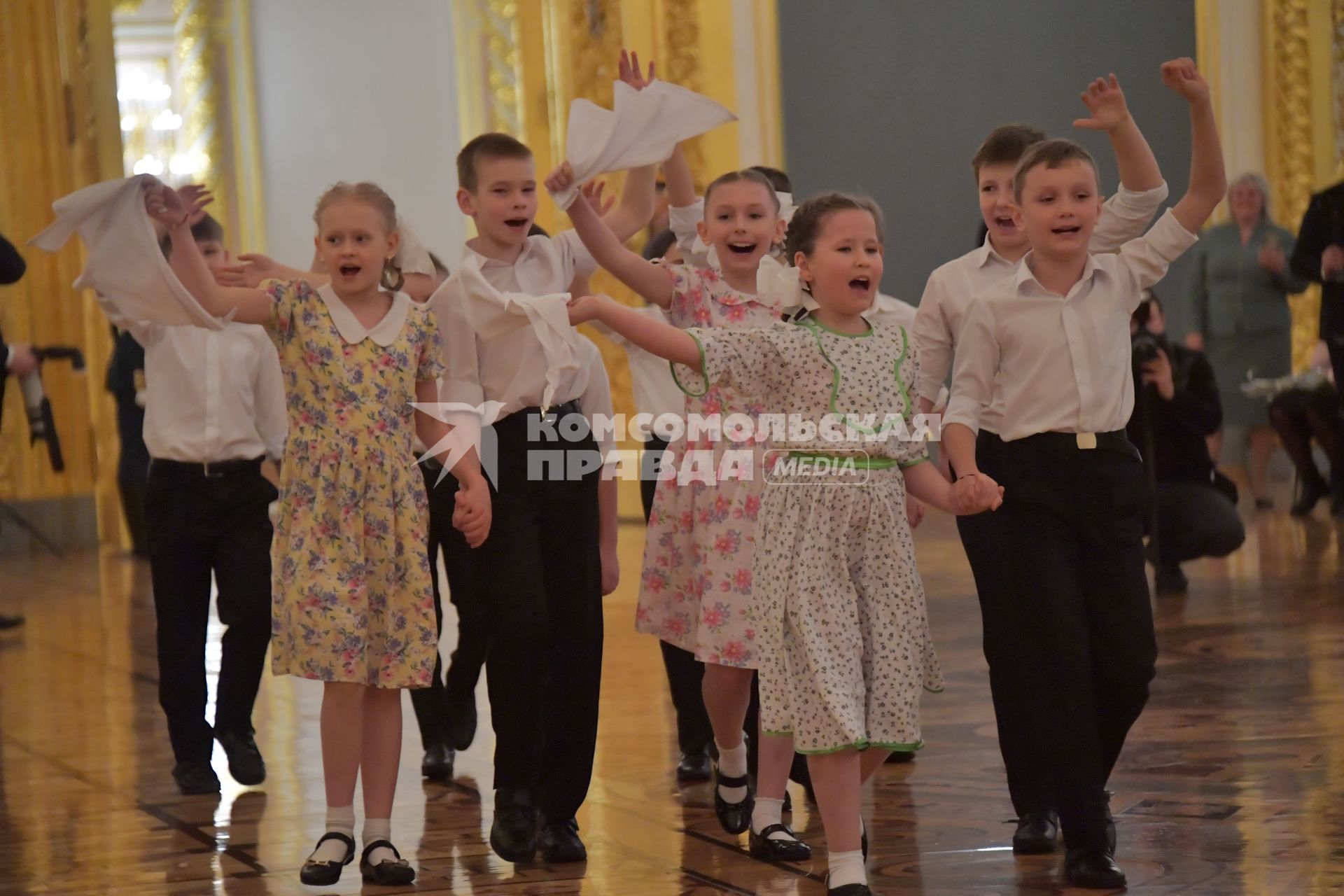 Москва.  Участники кадетского бала `Отечество, преданность,честь`, посвященного 75 годовщине Победы в Великой Отечественной войне в   Андреевском зале Большого Кремлевского  дворца.