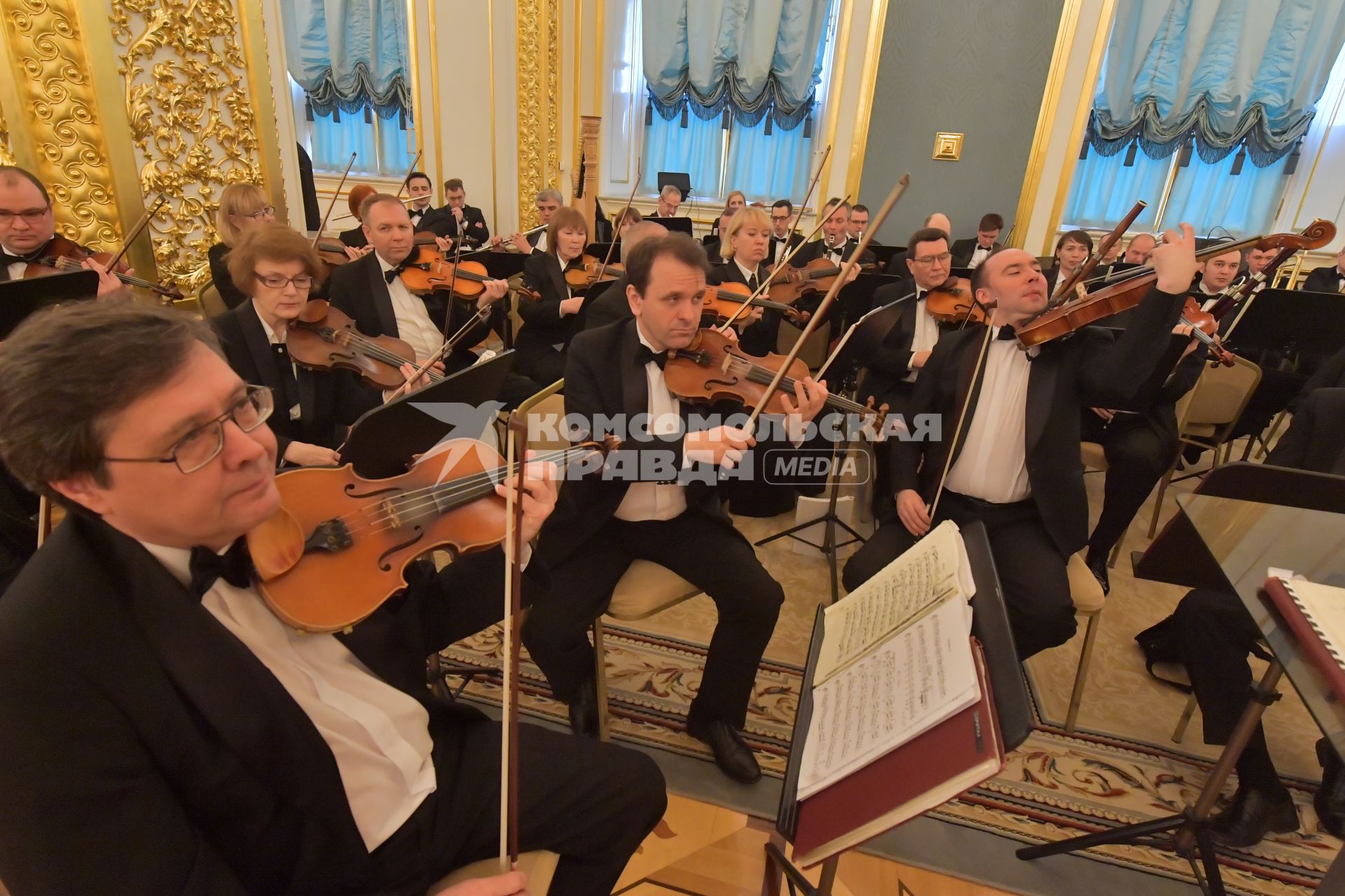 Москва.  Оркестр во время кадетского бала `Отечество, преданность,честь`, посвященного 75 годовщине Победы в Великой Отечественной войне в   Андреевском зале Большого Кремлевского  дворца.