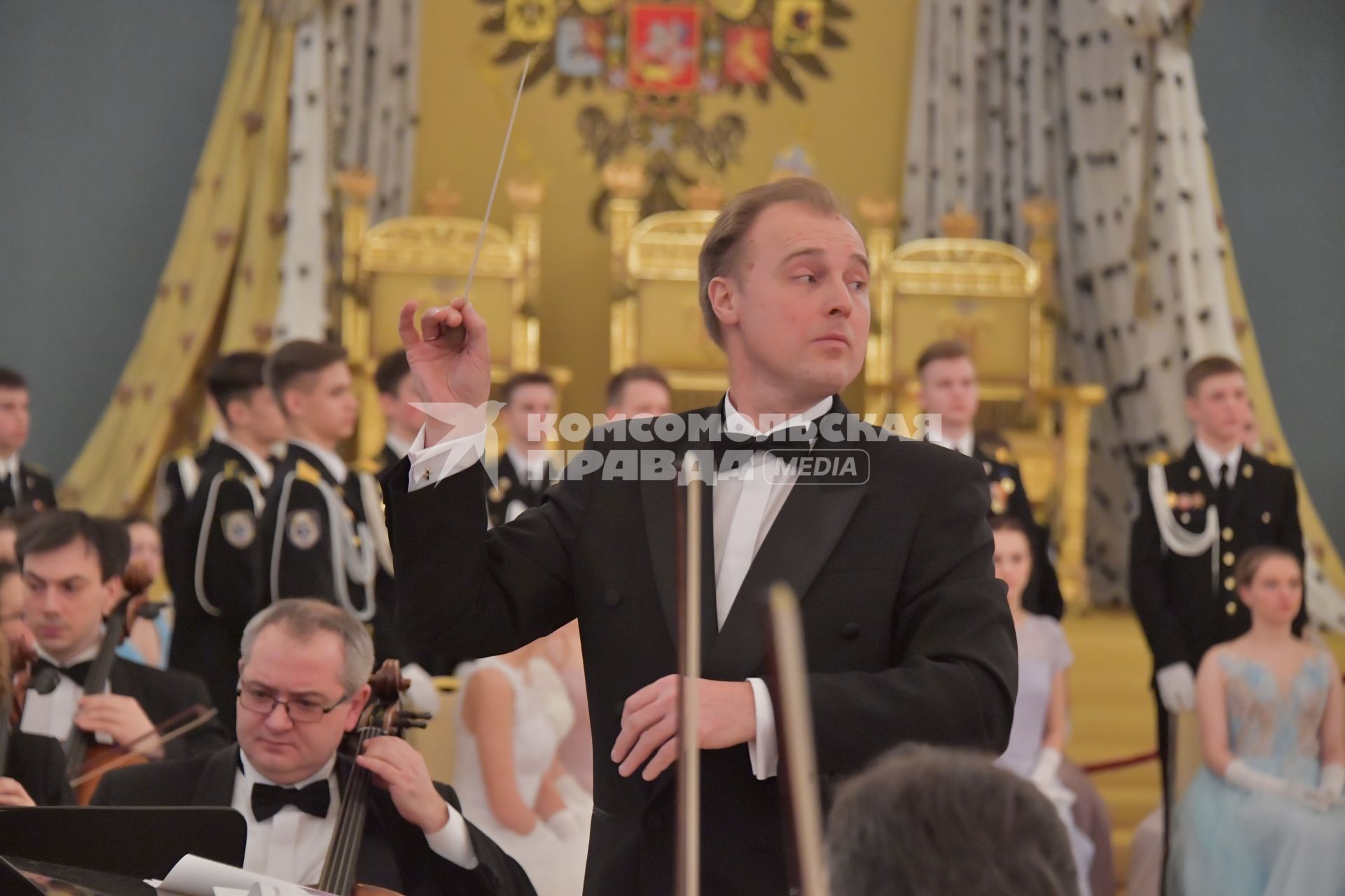 Москва.  Оркестр во время кадетского бала `Отечество, преданность,честь`, посвященного 75 годовщине Победы в Великой Отечественной войне в   Андреевском зале Большого Кремлевского  дворца.