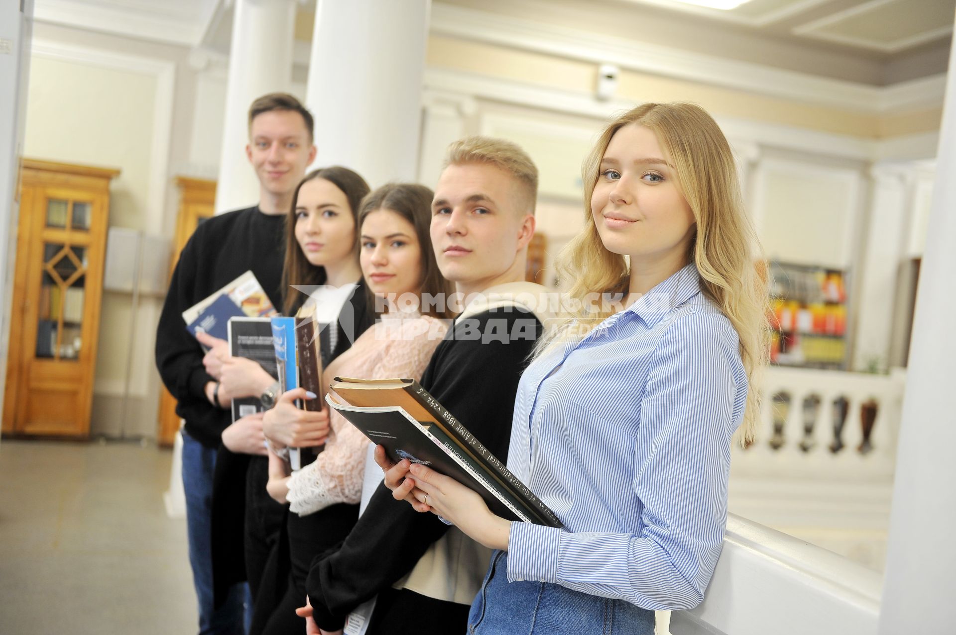 Уральский Федеральный университет (УрФУ). Студенты в университетской библиотеке