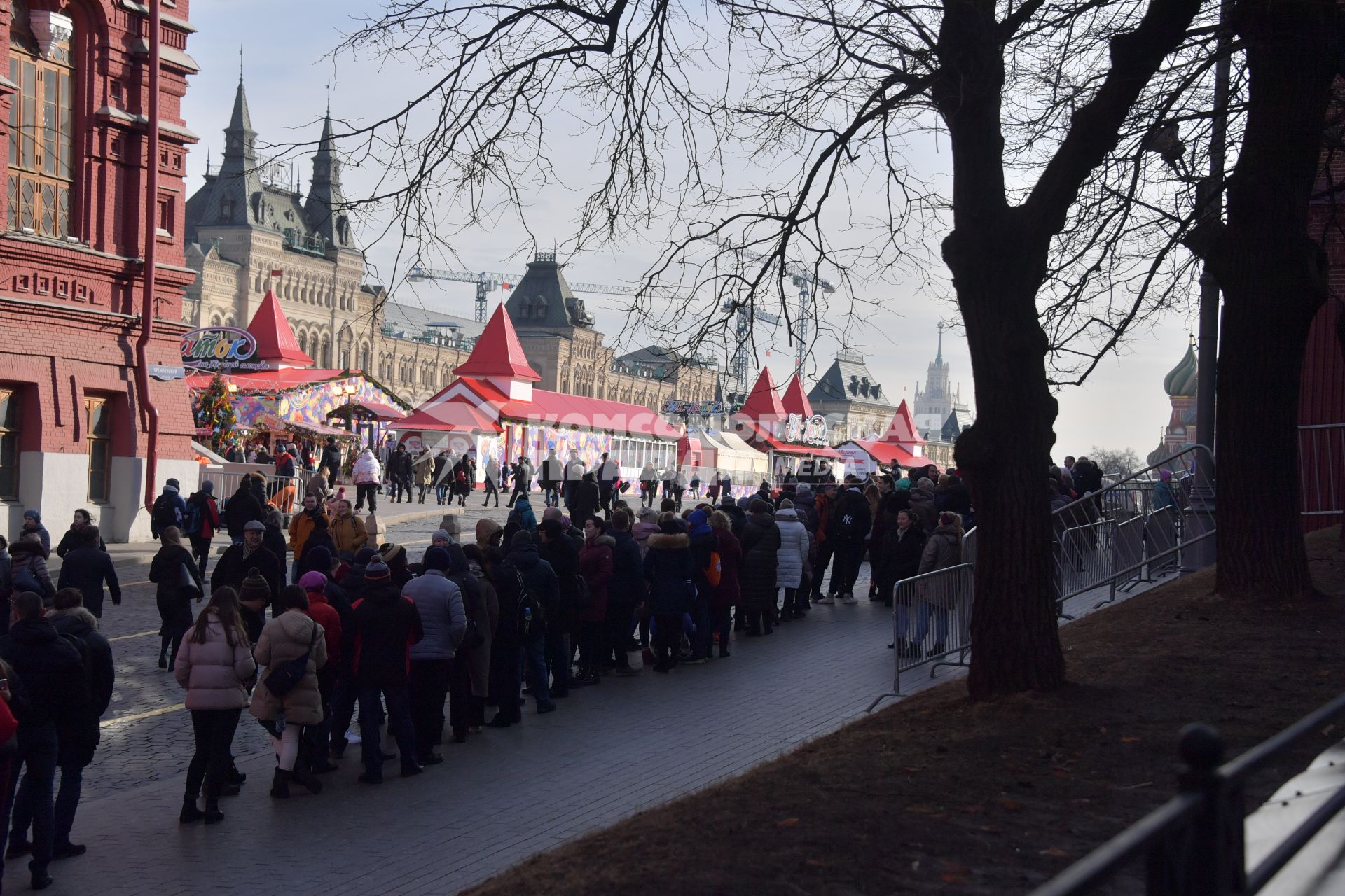 Москва. Очередь на  Красной площади в Мавзолей Ленина.