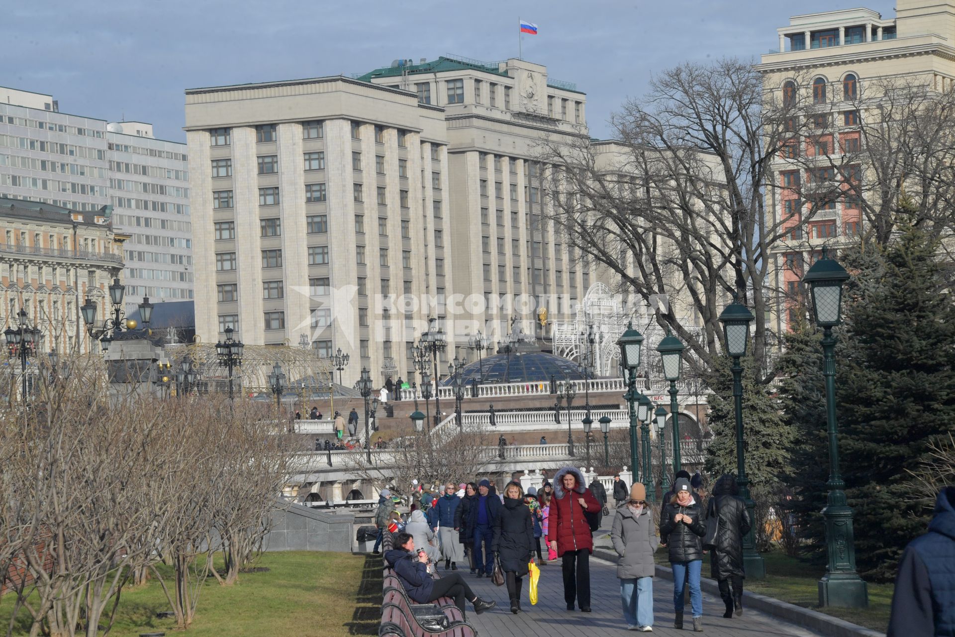 Москва. Вид на здание Государственной Думы из Александровского сада.