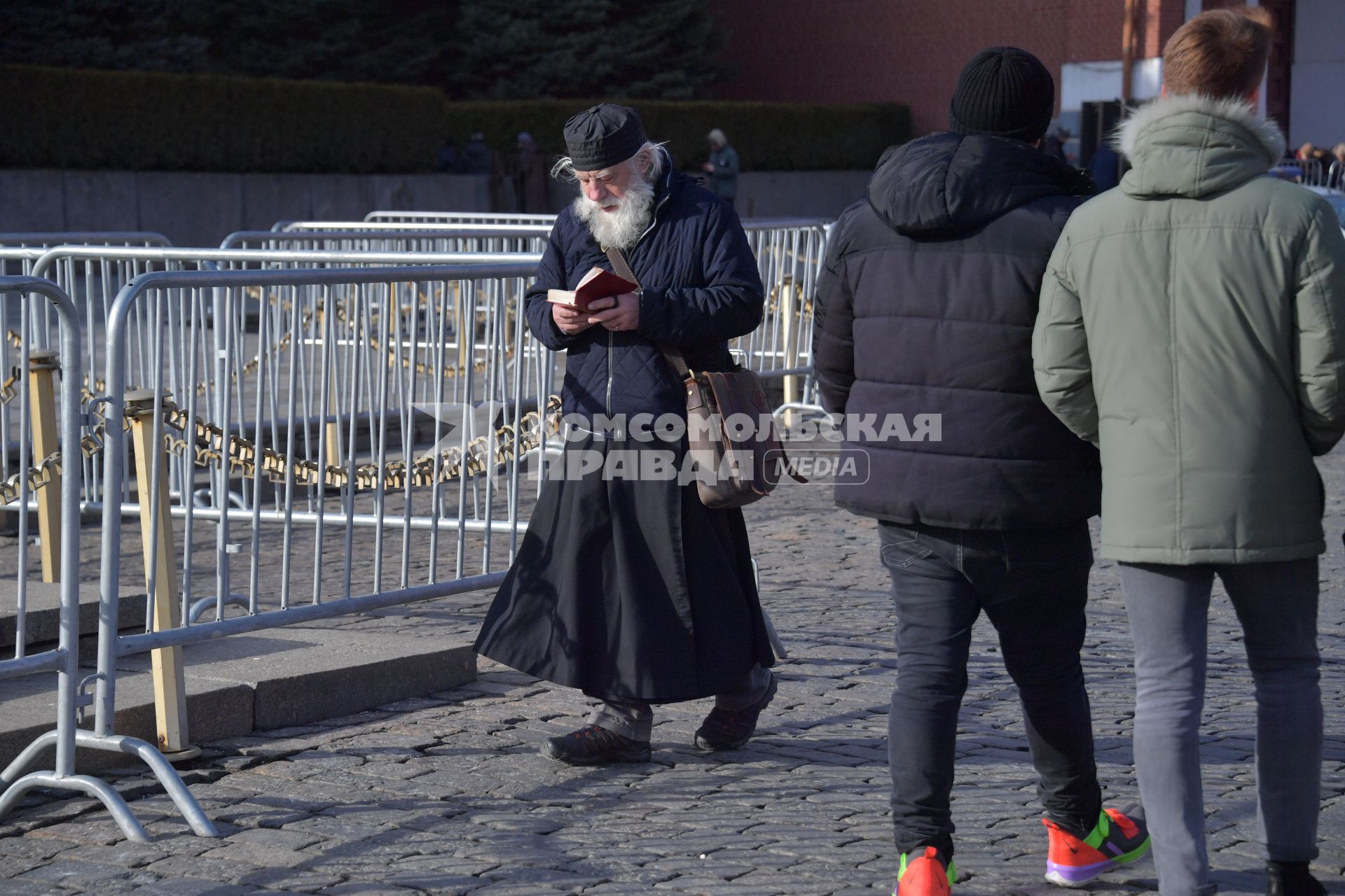 Москва. Священнослужитель идет по Красной площади.