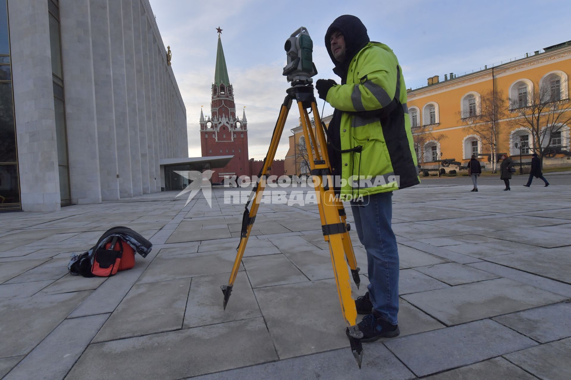 Москва. Работа геодезиста на территории Кремля.