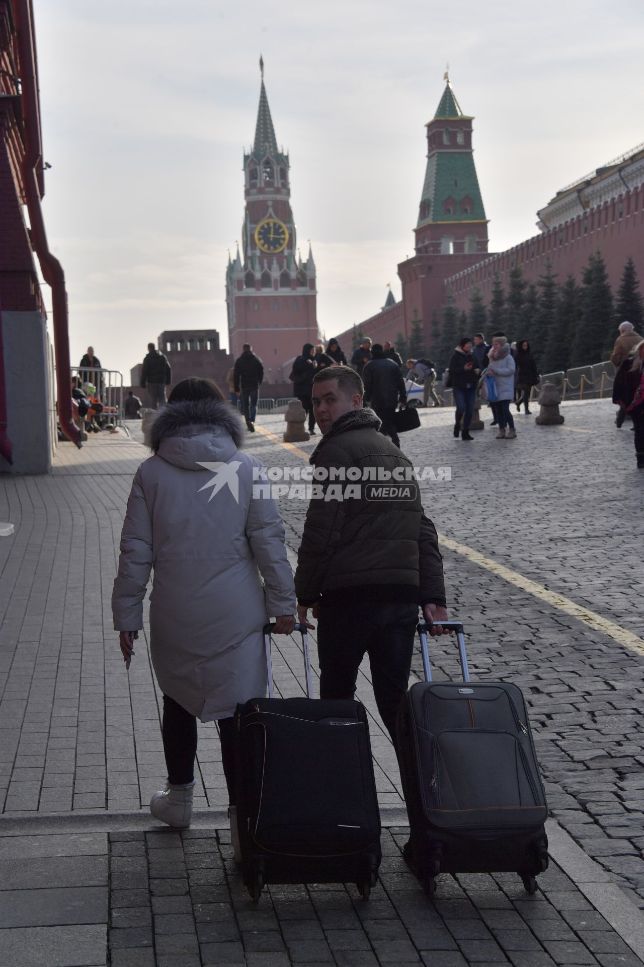 Москва. Посетители и туристы на  Красной площади.