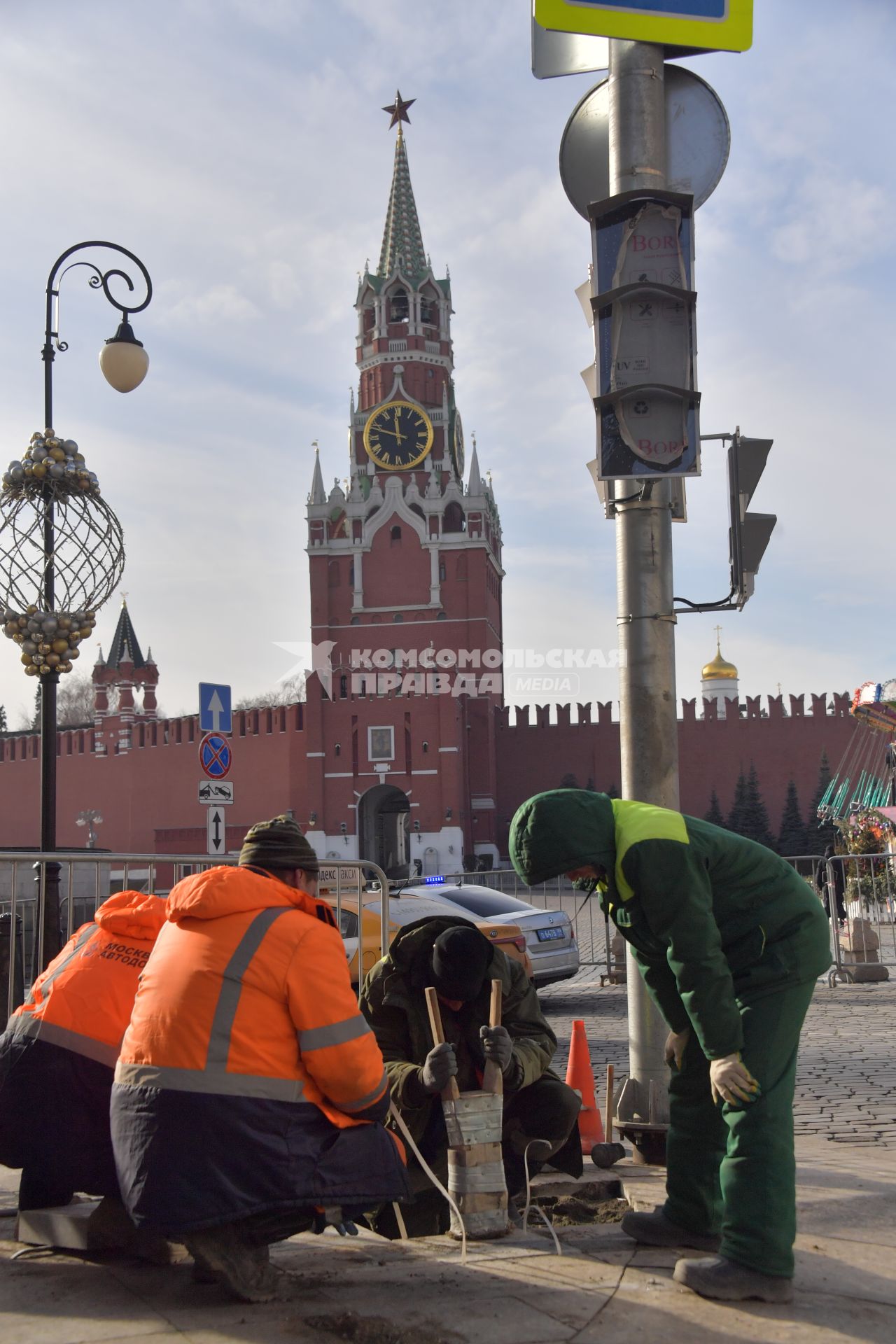 Москва. Рабочие укладывают плитку в районе  Красной площади.