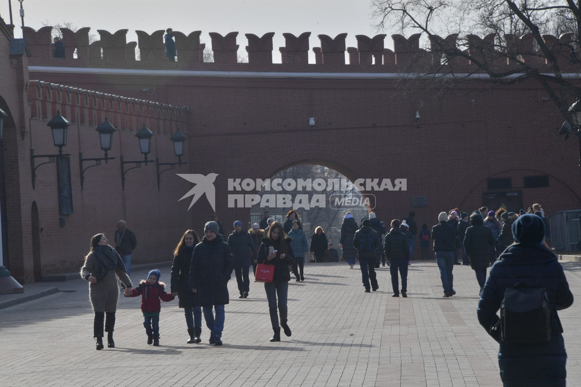 Москва.  Вид на Троицкий мост из Александровского сада.